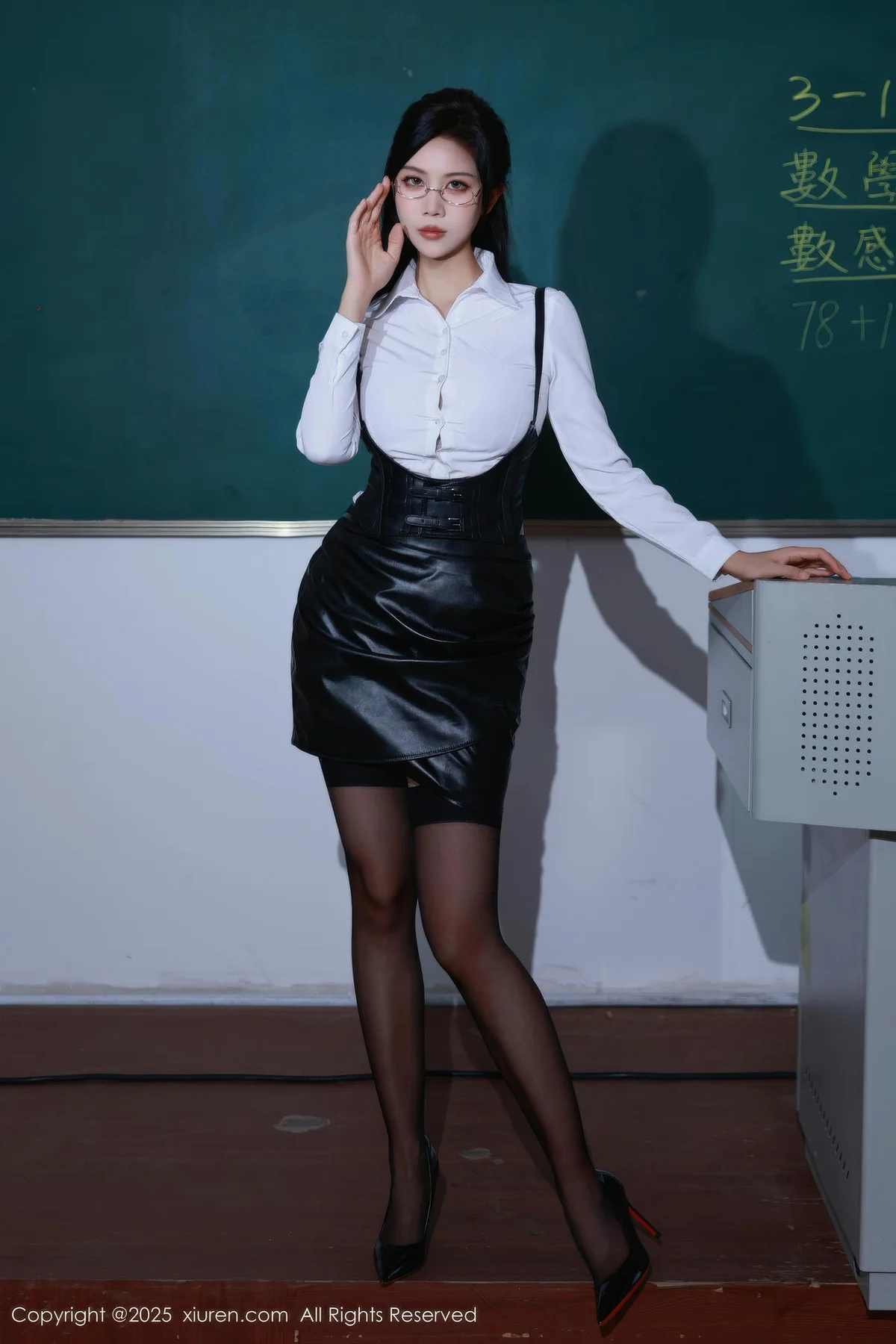 XiuRen 秀人 No.10846 玫瑰我爱你教室皮裙白衬衫写真 - 1