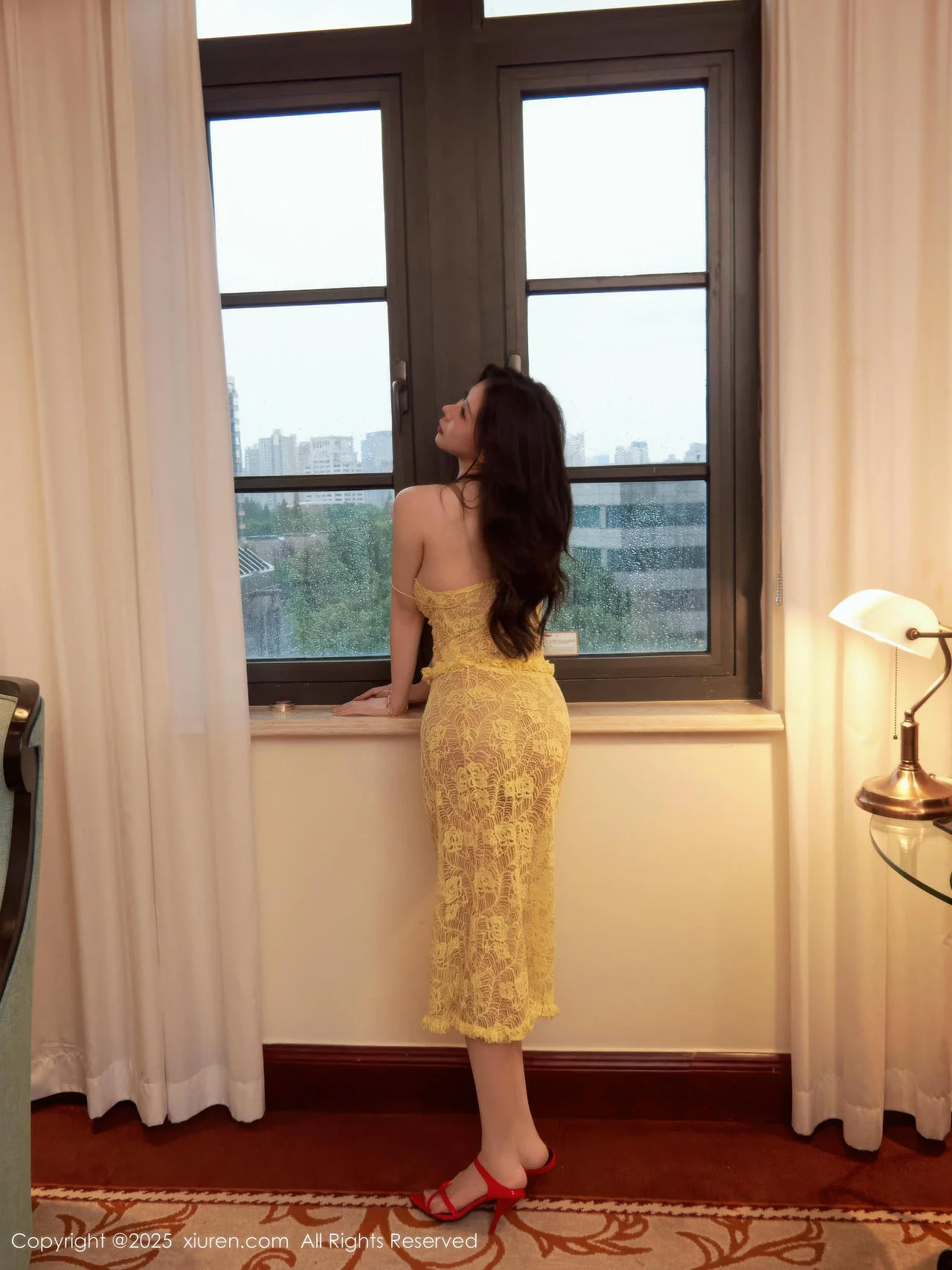 XiuRen 秀人 No.10879 尹甜甜sunny 淡黄蕾丝裙翘臀玉腿 - 31
