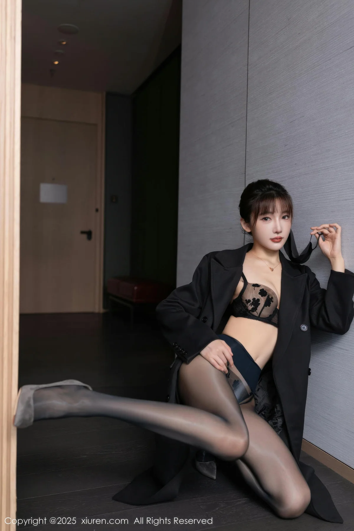 XiuRen 秀人 No.10880 陆萱萱 黑丝长风衣服饰 - 19