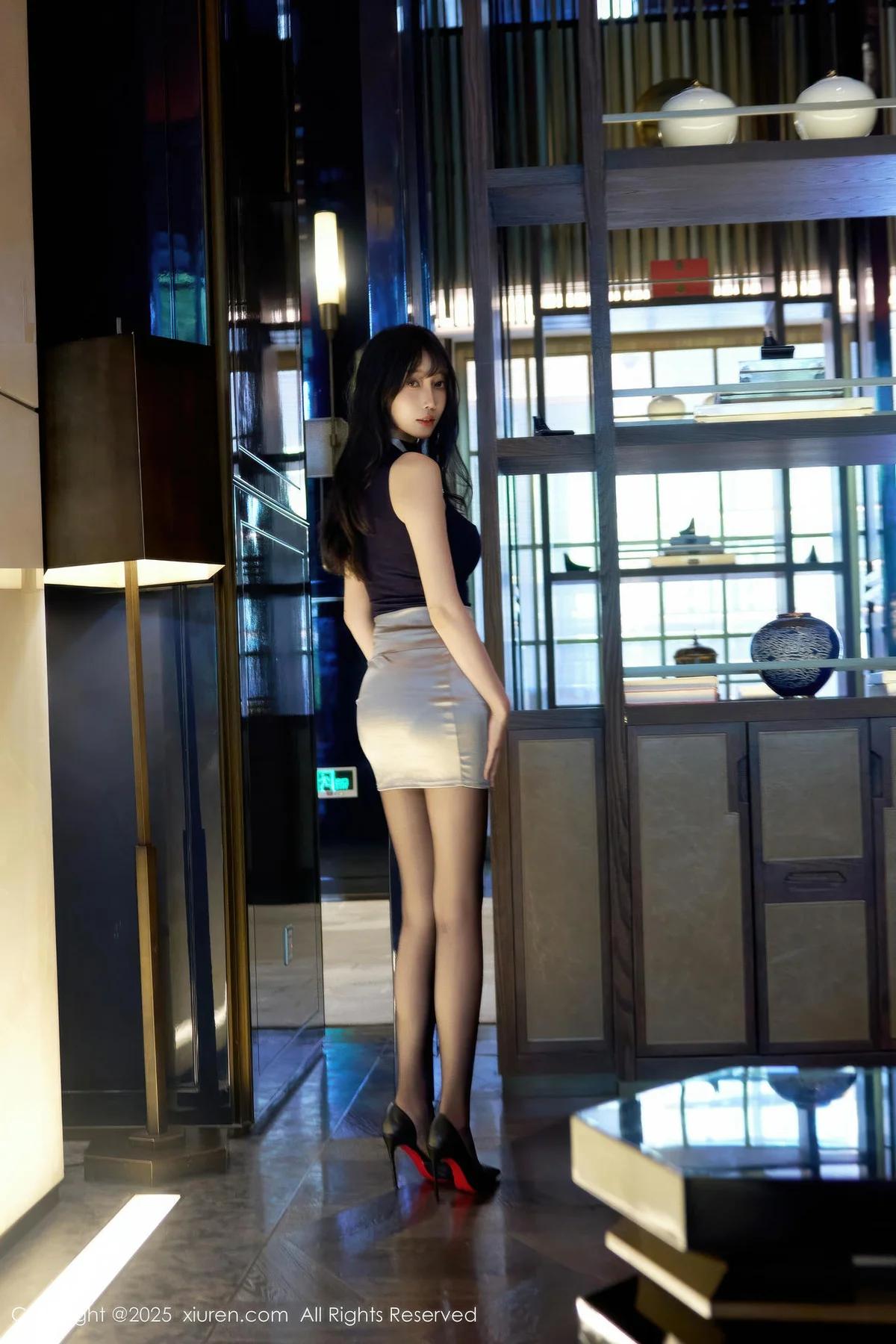 XiuRen 秀人 No.10890 玥儿玥er 深色OL短裙女神 - 24