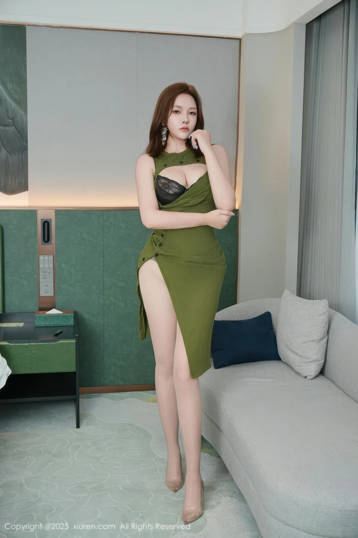 XiuRen 秀人 No.10924 娜比 户外街拍绿色连衣裙肉色丝袜 - 39