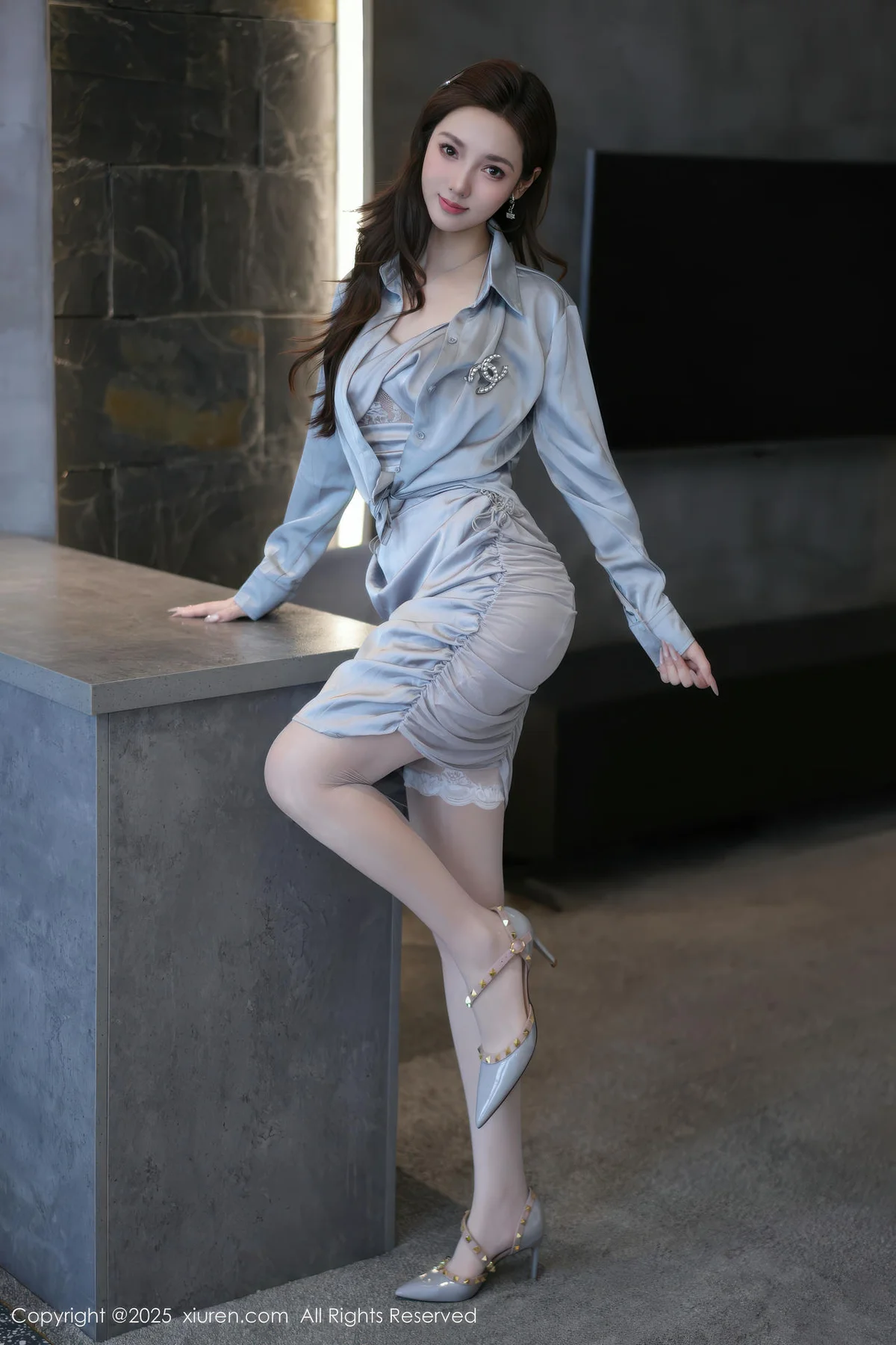 XiuRen 秀人 No.10926 Twins桃桃 浅色连衣短裙白丝美腿 - 2