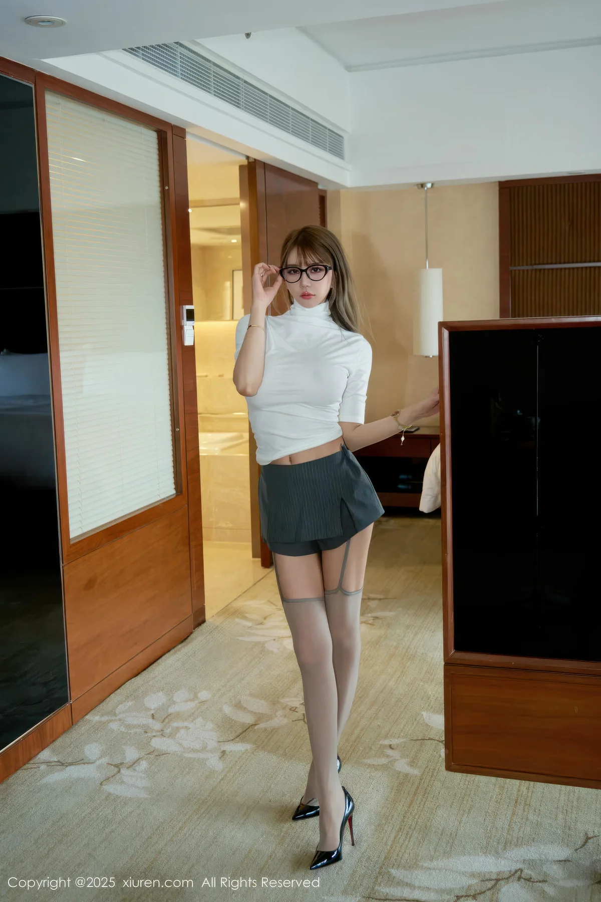 XiuRen 秀人 No.10946 Zoe柚柚 性感OL服饰凹凸有致 - 34
