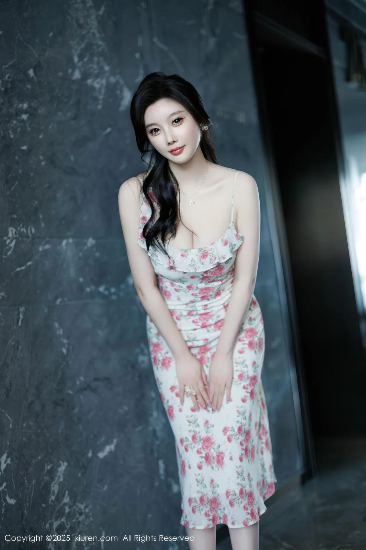 XiuRen 秀人 No.10977 CHENCHEN 性感碎花连衣裙西安旅拍 - 2