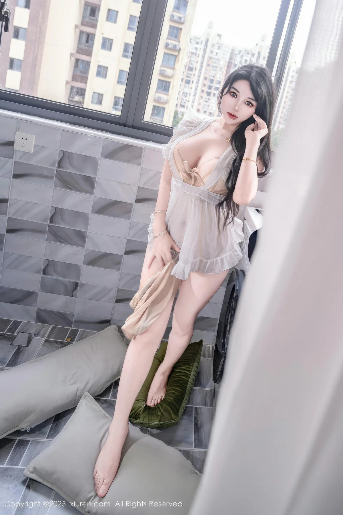 XiuRen 秀人 No.11010 汐汐爱吃草莓 善良家政姐姐肥臀爆乳 - 35