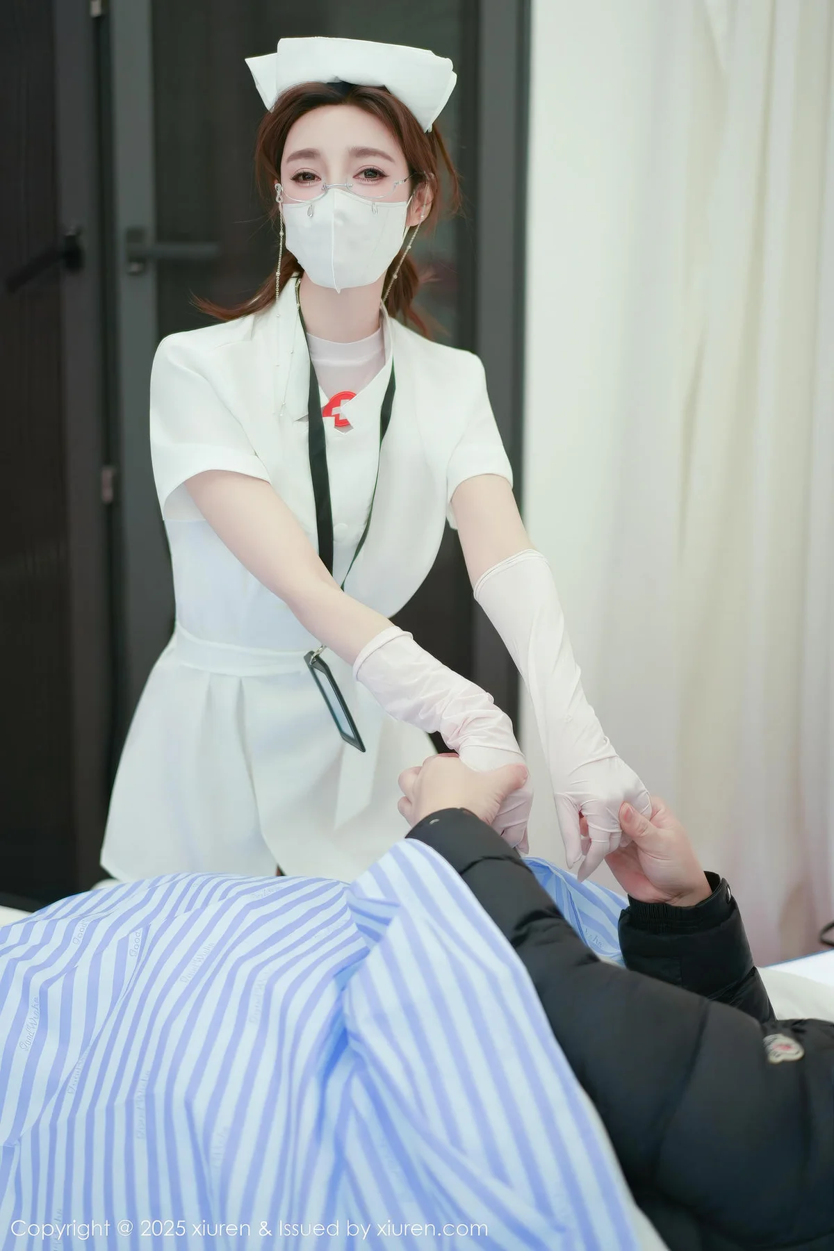 XiuRen 秀人 No.11099 Twins桃桃 护士制服主题写真 - 16