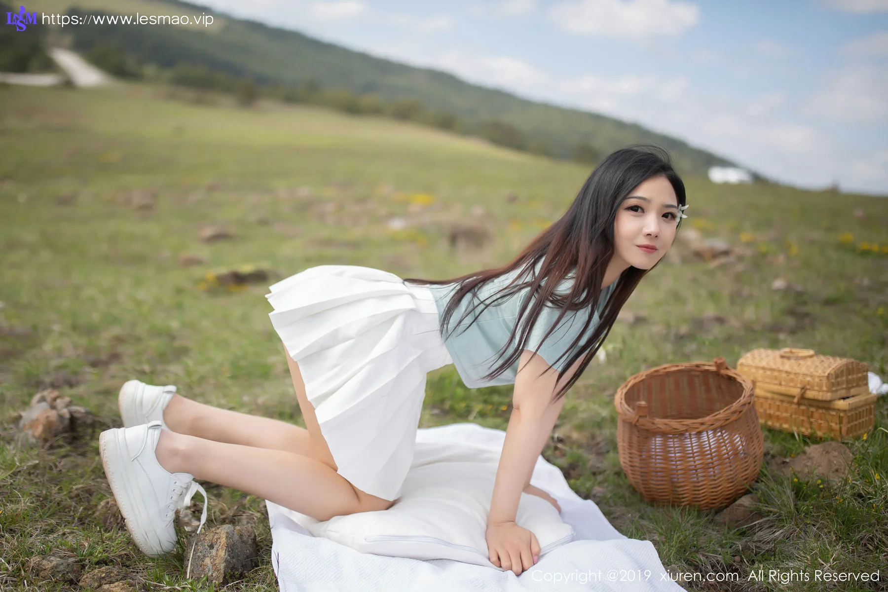 XiuRen 秀人 No.1495 徐薇薇mia 野外东欧旅拍写真 - 17