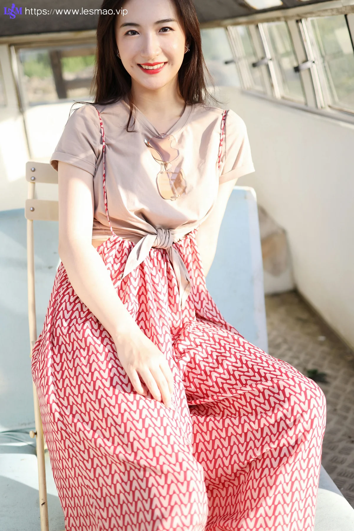 XiuRen 秀人 No.1718 气质梨涡妹 艺儿拿铁清新写真 - 11