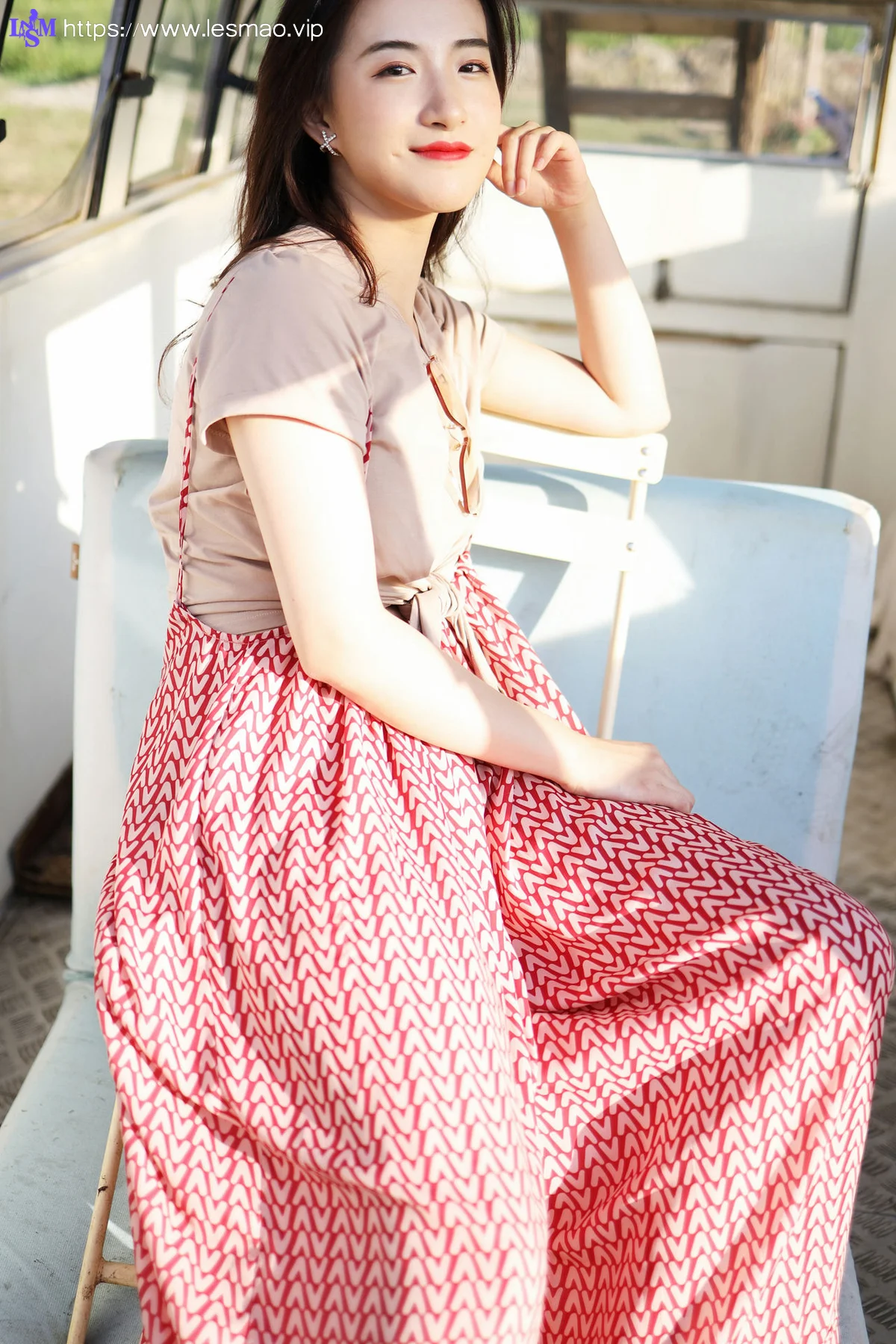 XiuRen 秀人 No.1718 气质梨涡妹 艺儿拿铁清新写真 - 12