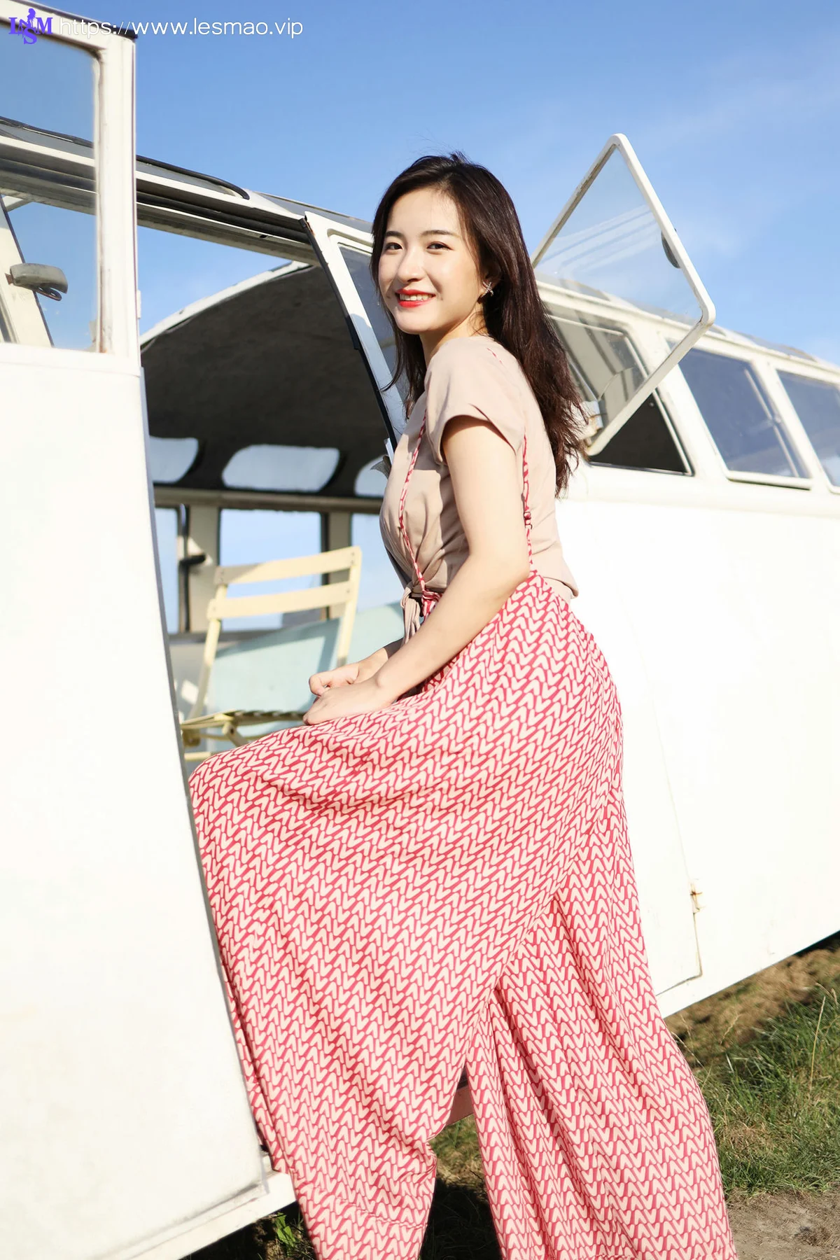 XiuRen 秀人 No.1718 气质梨涡妹 艺儿拿铁清新写真 - 17
