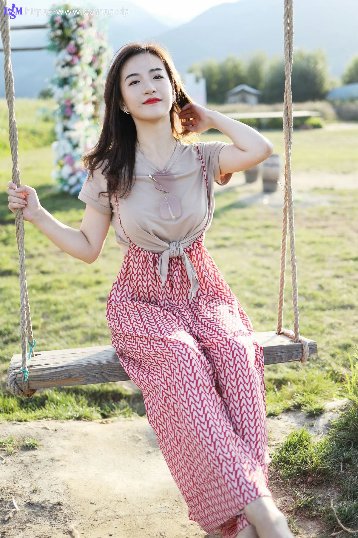 XiuRen 秀人 No.1718 气质梨涡妹 艺儿拿铁清新写真 - 35
