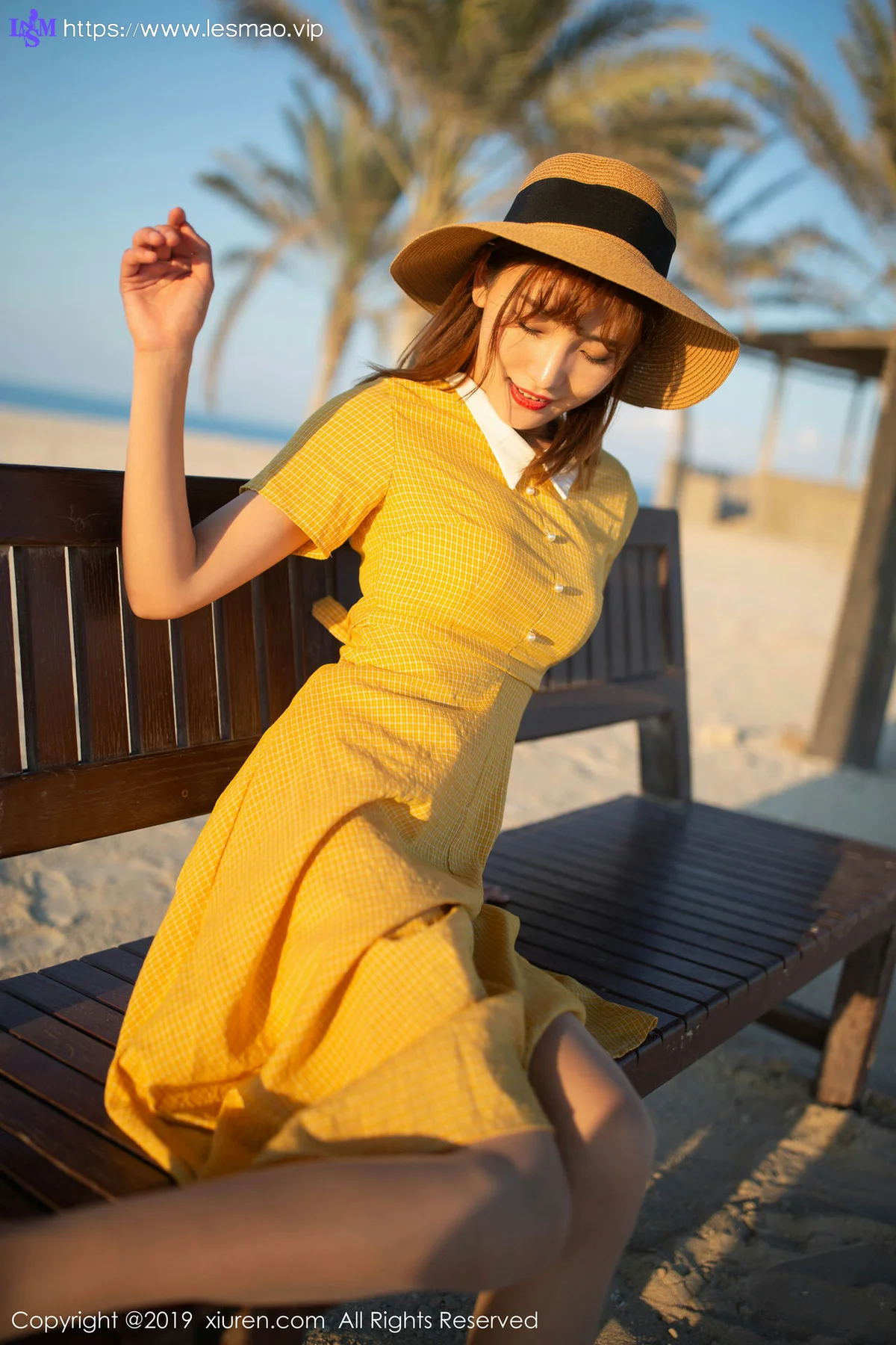 XiuRen 秀人 No.1812 女友互动写真 陆萱萱波斯湾畔海滨 - 14