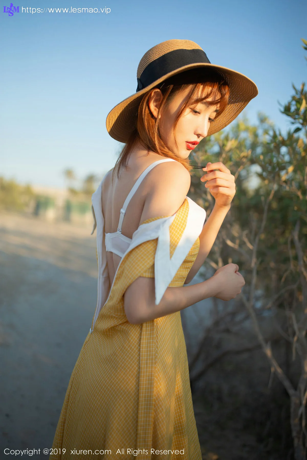 XiuRen 秀人 No.1812 女友互动写真 陆萱萱波斯湾畔海滨 - 22