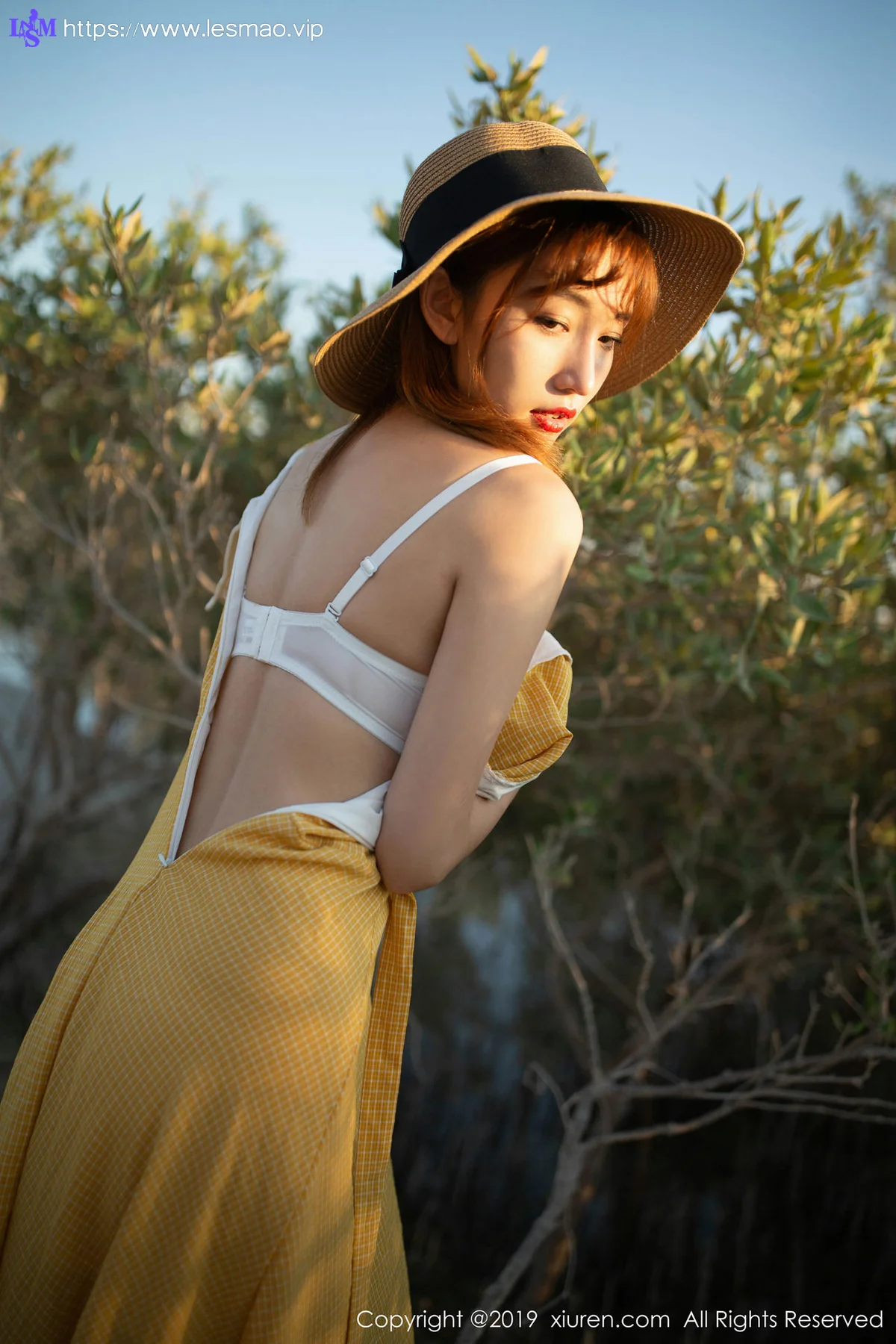 XiuRen 秀人 No.1812 女友互动写真 陆萱萱波斯湾畔海滨 - 24