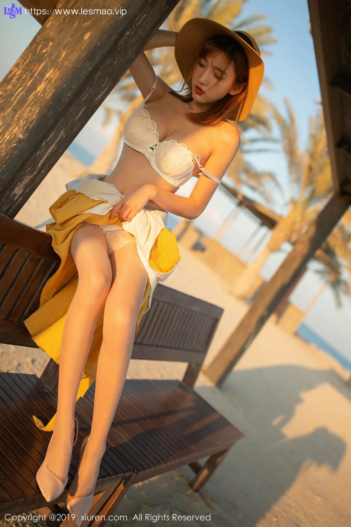 XiuRen 秀人 No.1812 女友互动写真 陆萱萱波斯湾畔海滨 - 31