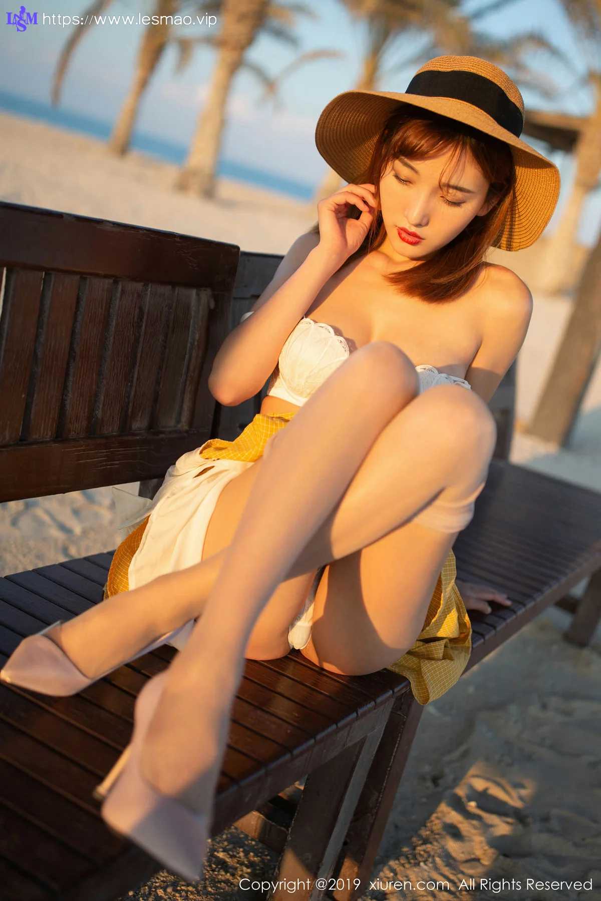 XiuRen 秀人 No.1812 女友互动写真 陆萱萱波斯湾畔海滨 - 45