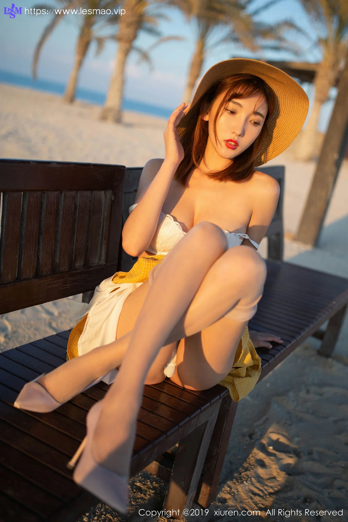 XiuRen 秀人 No.1812 女友互动写真 陆萱萱波斯湾畔海滨 - 47