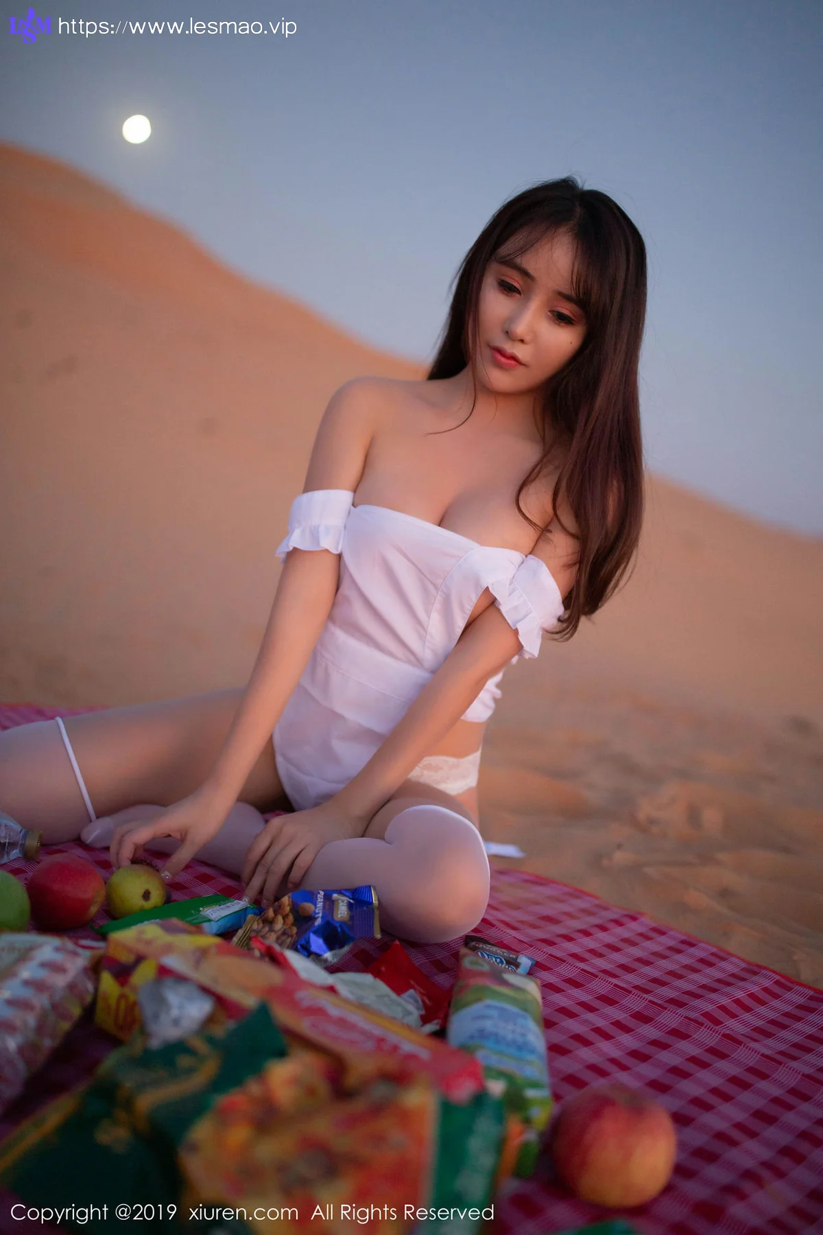 XiuRen 秀人 No.1825 陶喜乐_lele东欧旅拍写真 沙滩 - 11