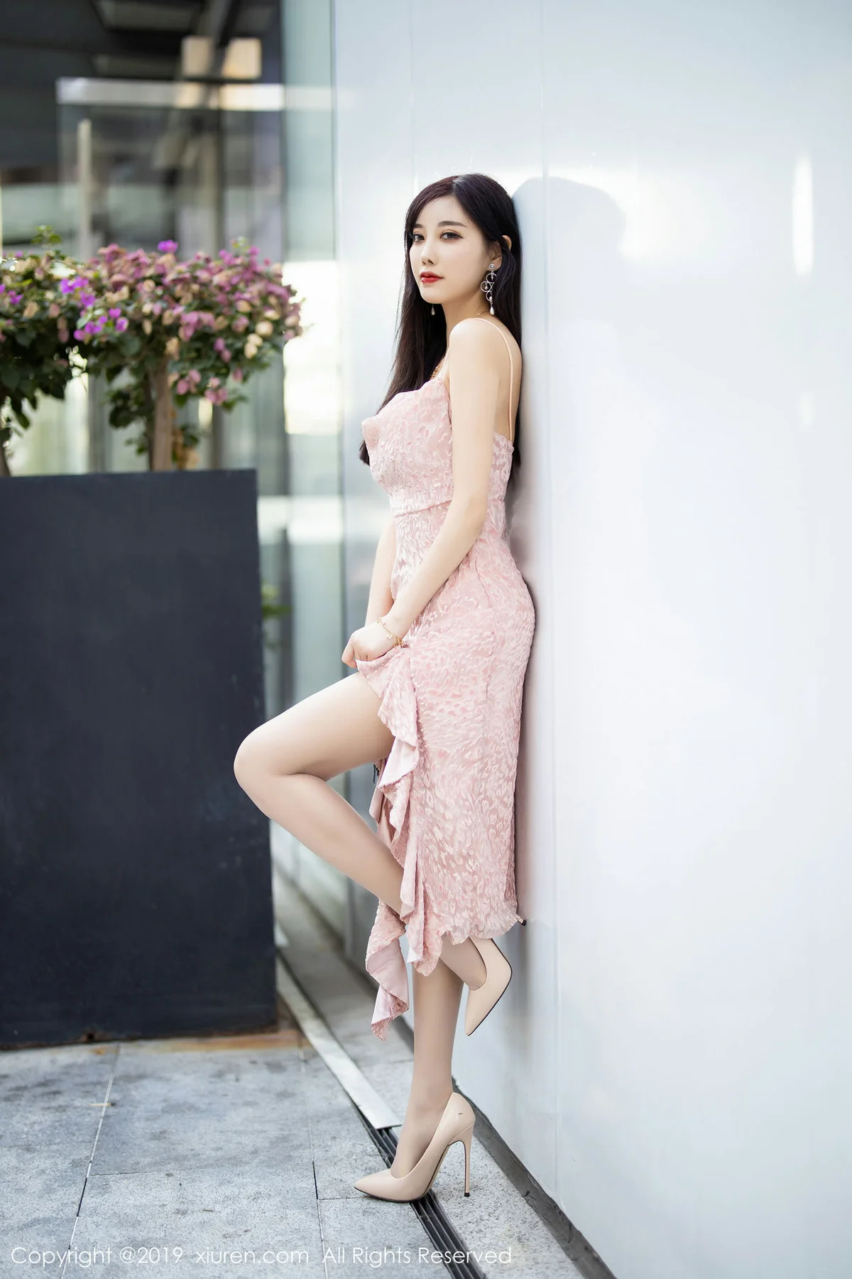 XiuRen 秀人 No.1857 车拍吊裙性感丝袜写真 杨晨晨sugar - 25