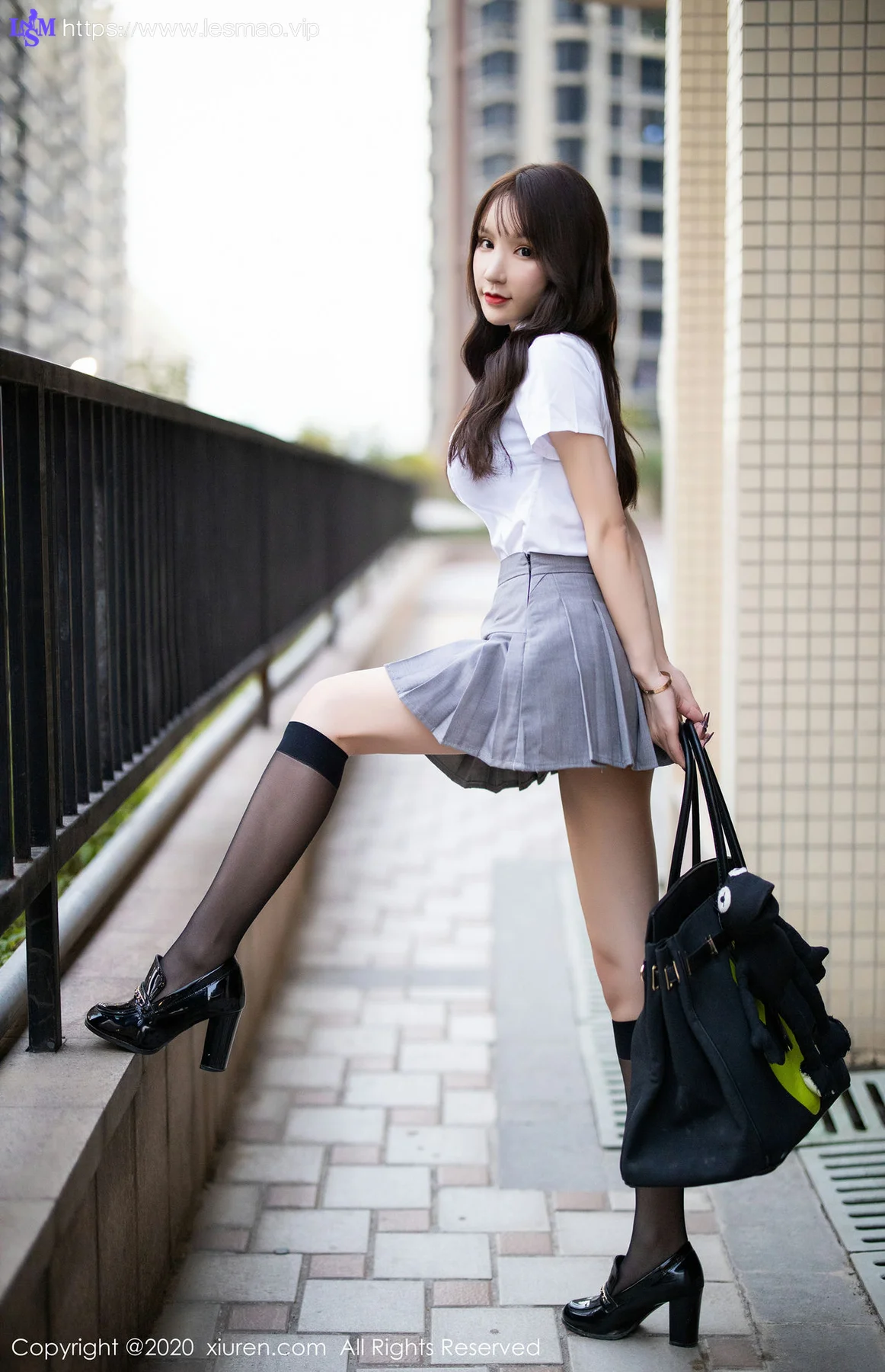 XiuRen 秀人 No.1899 短裙制服93P 周于希Sandy 性感外拍写真 - 12