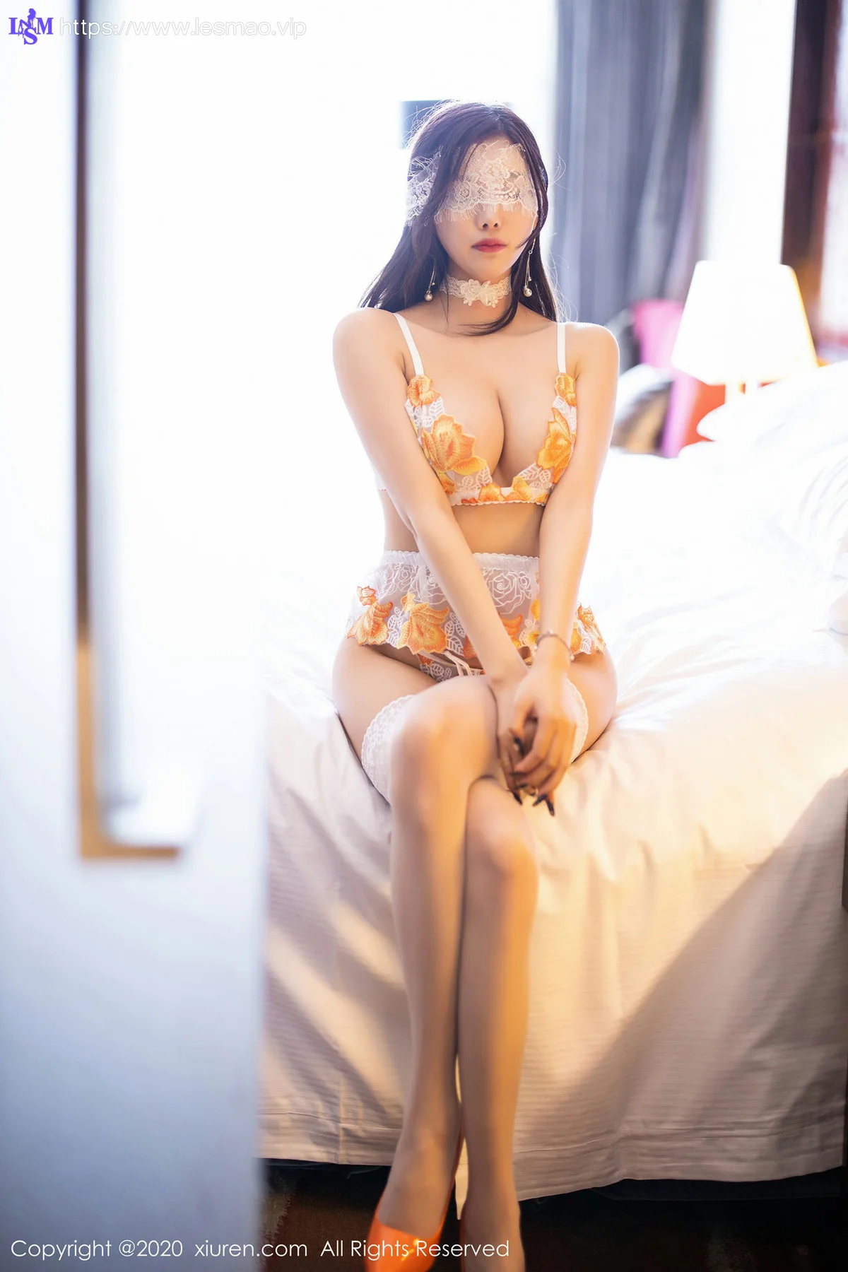 XiuRen 秀人 No.1989 情趣蒙面与蕾丝吊袜 杨晨晨sugar - 18