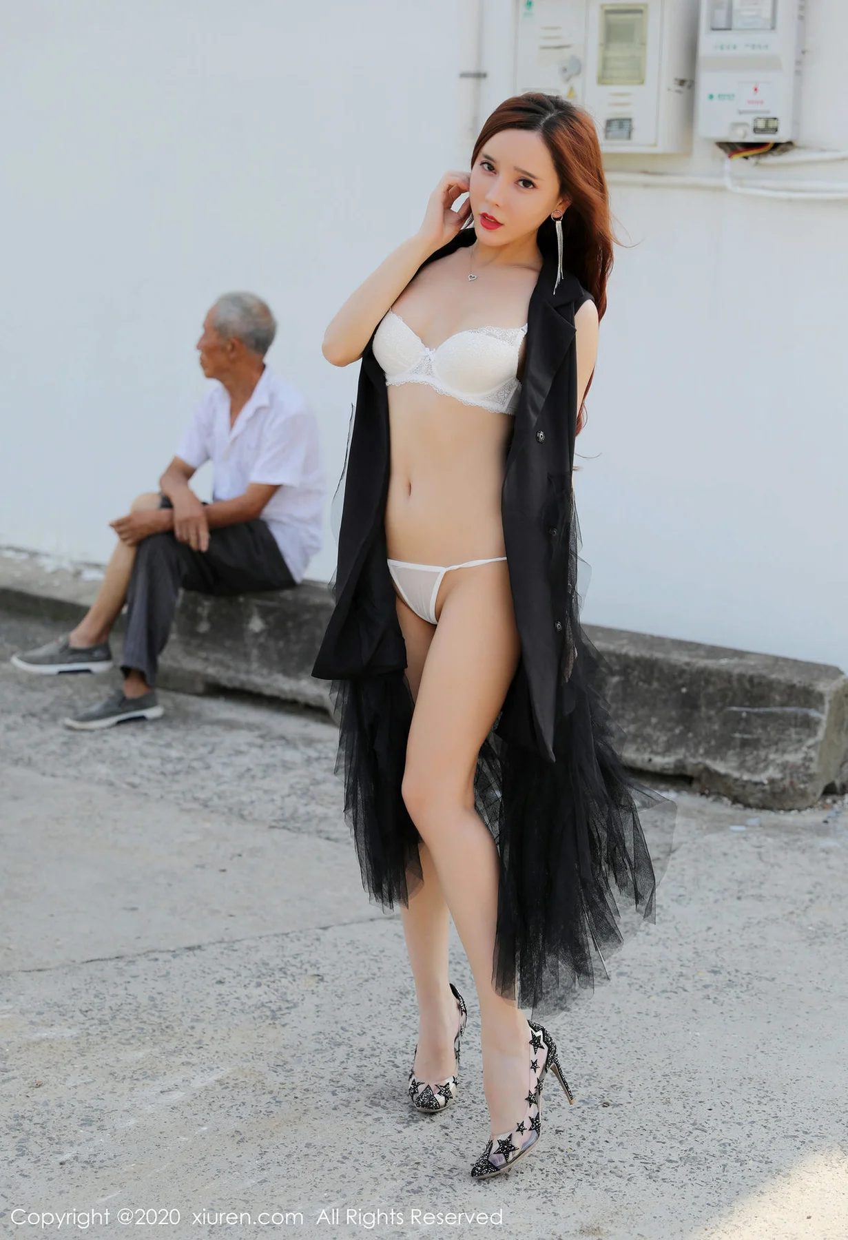 XiuRen 秀人 No.2048 户外大胆外拍性感写真 艾小青 - 23