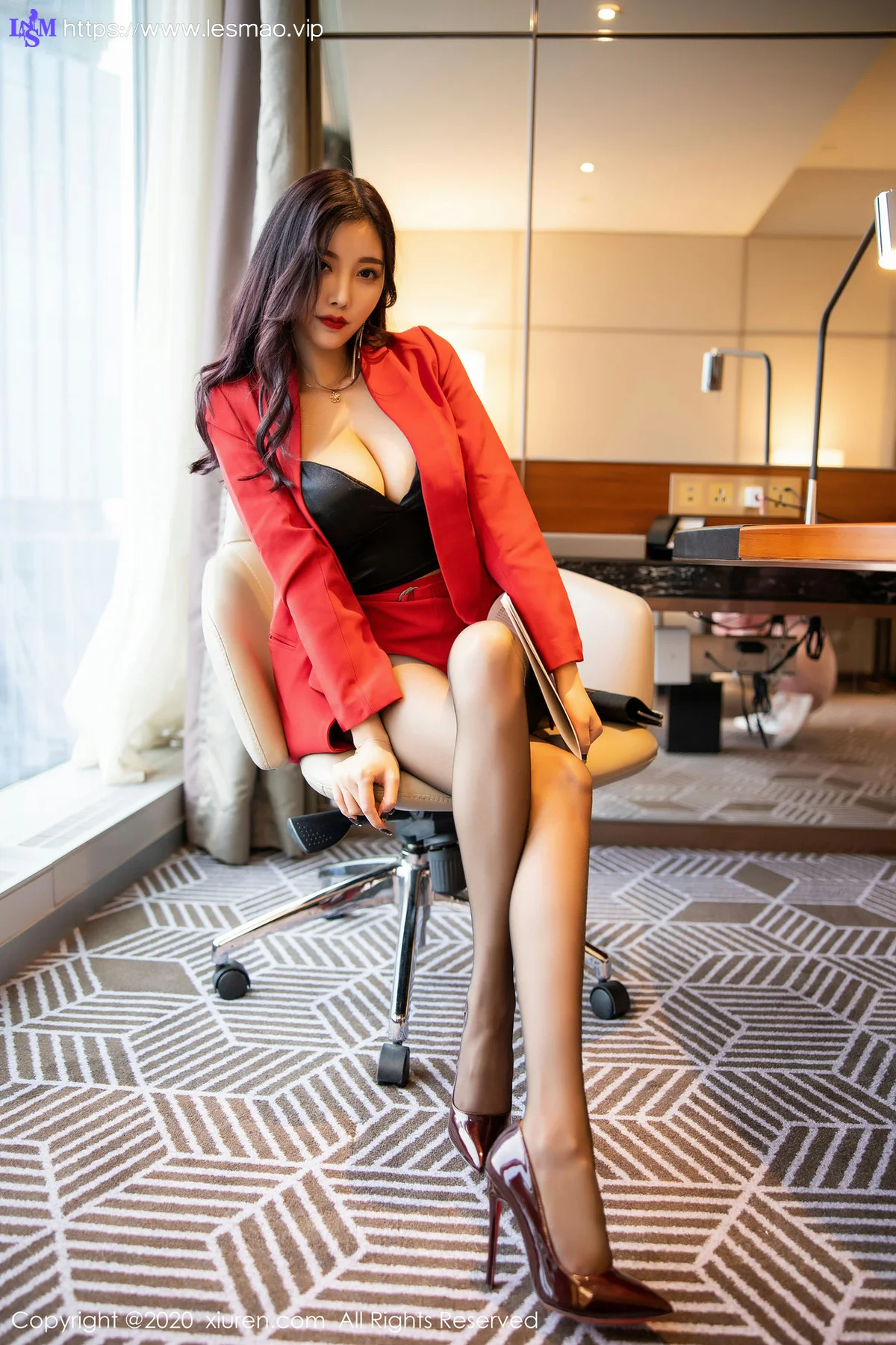 XiuRen 秀人 No.2069 诱人职业装 杨晨晨sugar 性感私房写真 - 19