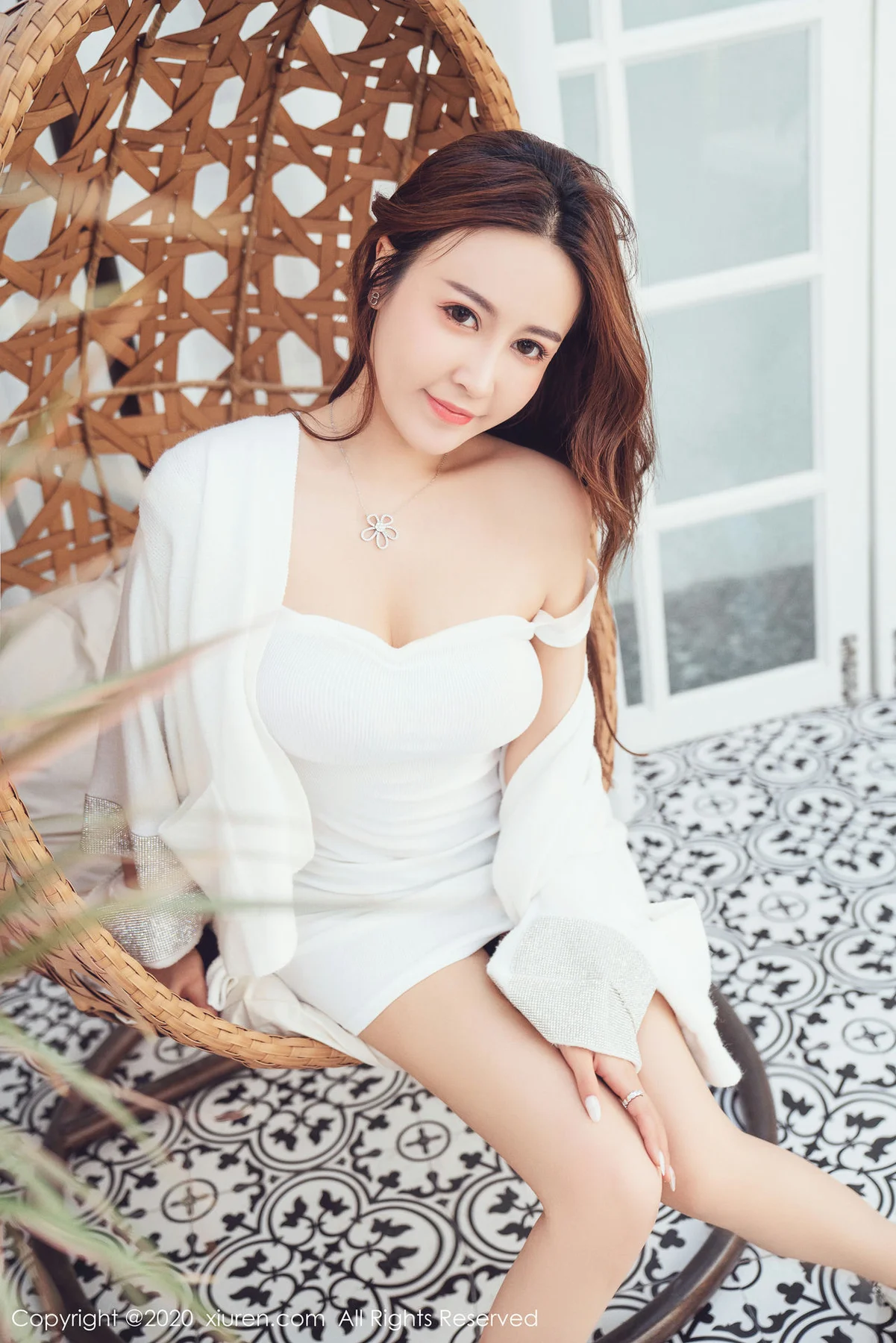 XiuRen 秀人 No.2121 巨乳御姐 周井空 丰满美胸白色毛衣写真 - 30