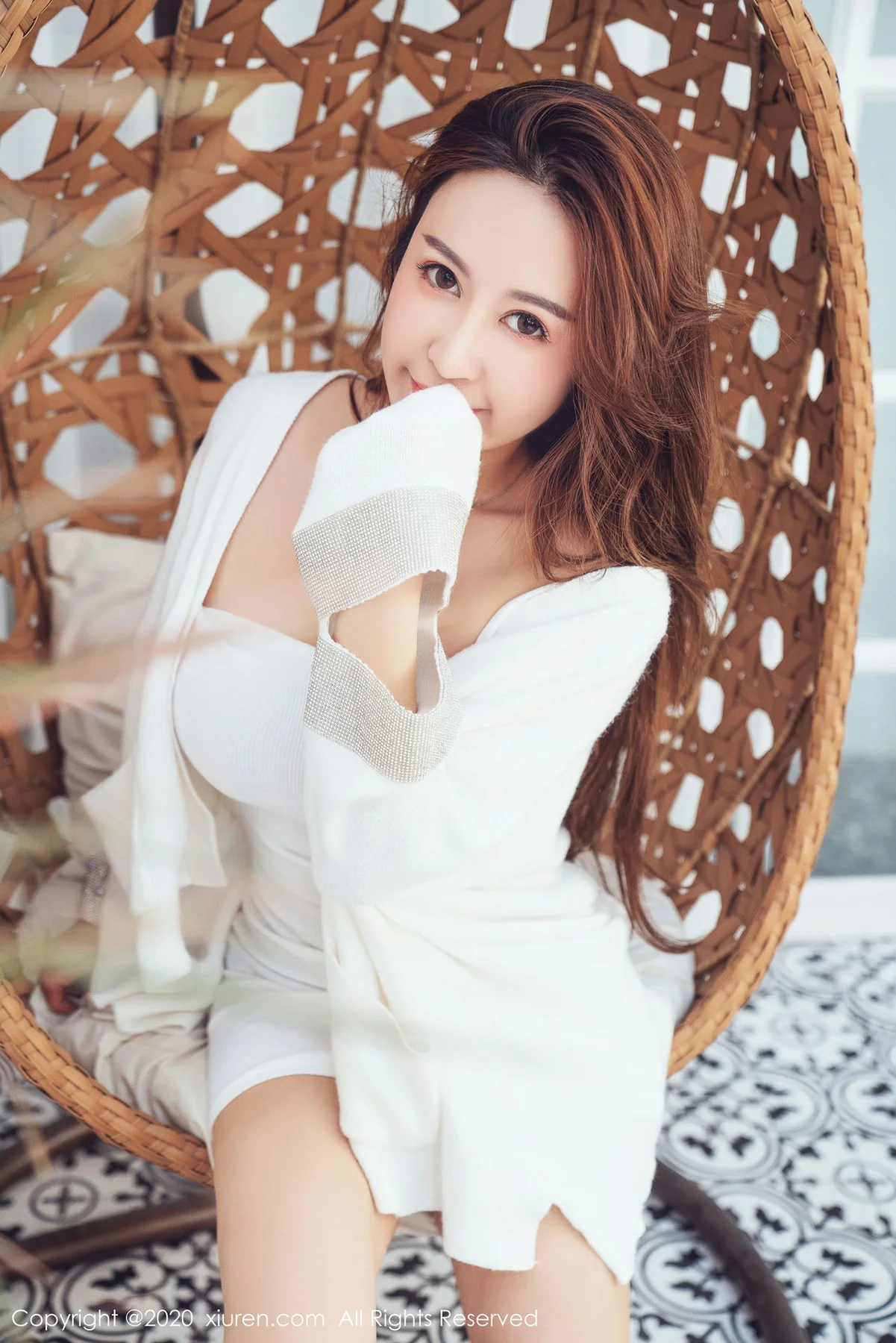 XiuRen 秀人 No.2121 巨乳御姐 周井空 丰满美胸白色毛衣写真 - 35