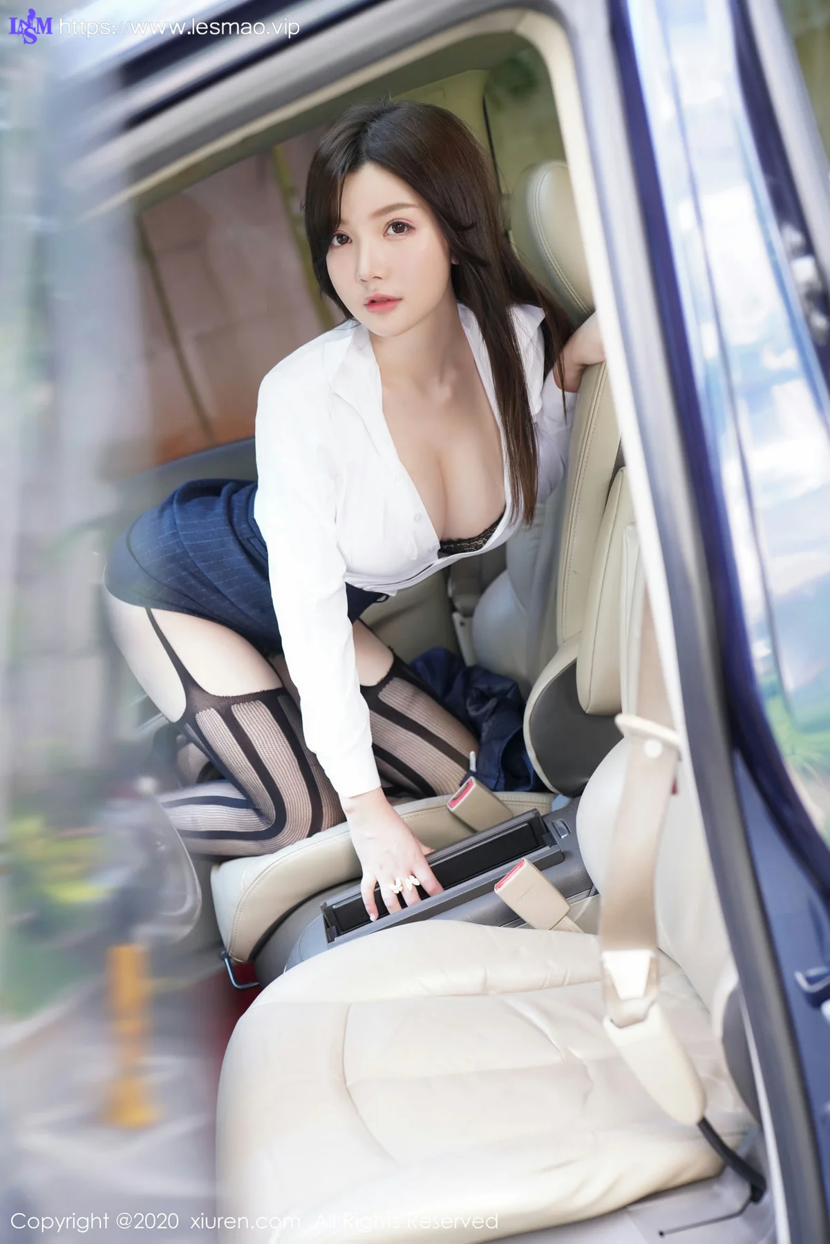 XiuRen 秀人 No.2209 车拍性感秘书109 糯美子Mini 三亚旅拍写真 - 93