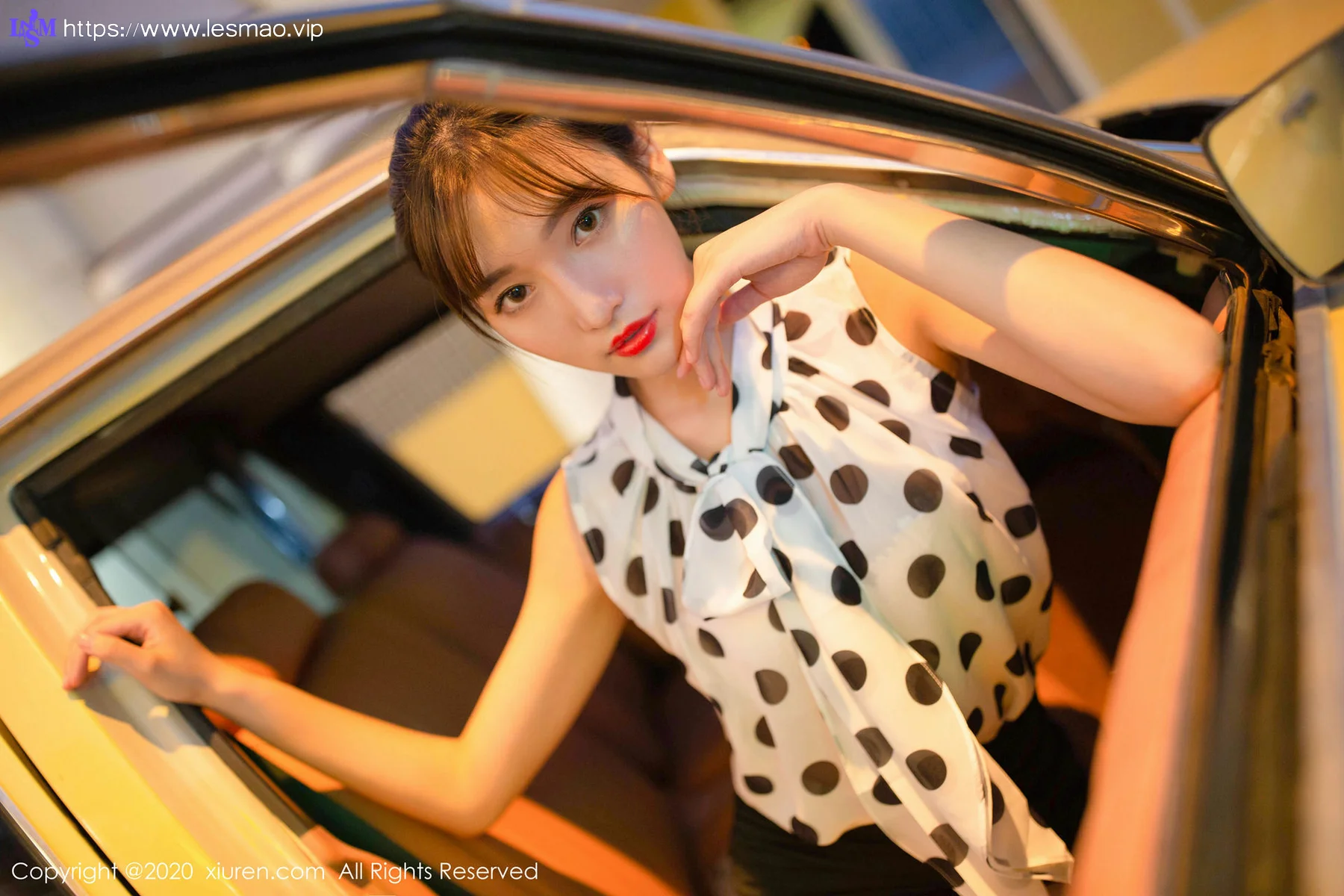 XiuRen 秀人 No.2222 香车美人场景 陆萱萱 约会日记主题写真 - 12