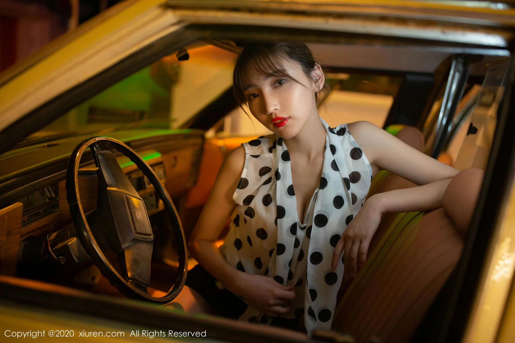 XiuRen 秀人 No.2222 香车美人场景 陆萱萱 约会日记主题写真 - 31