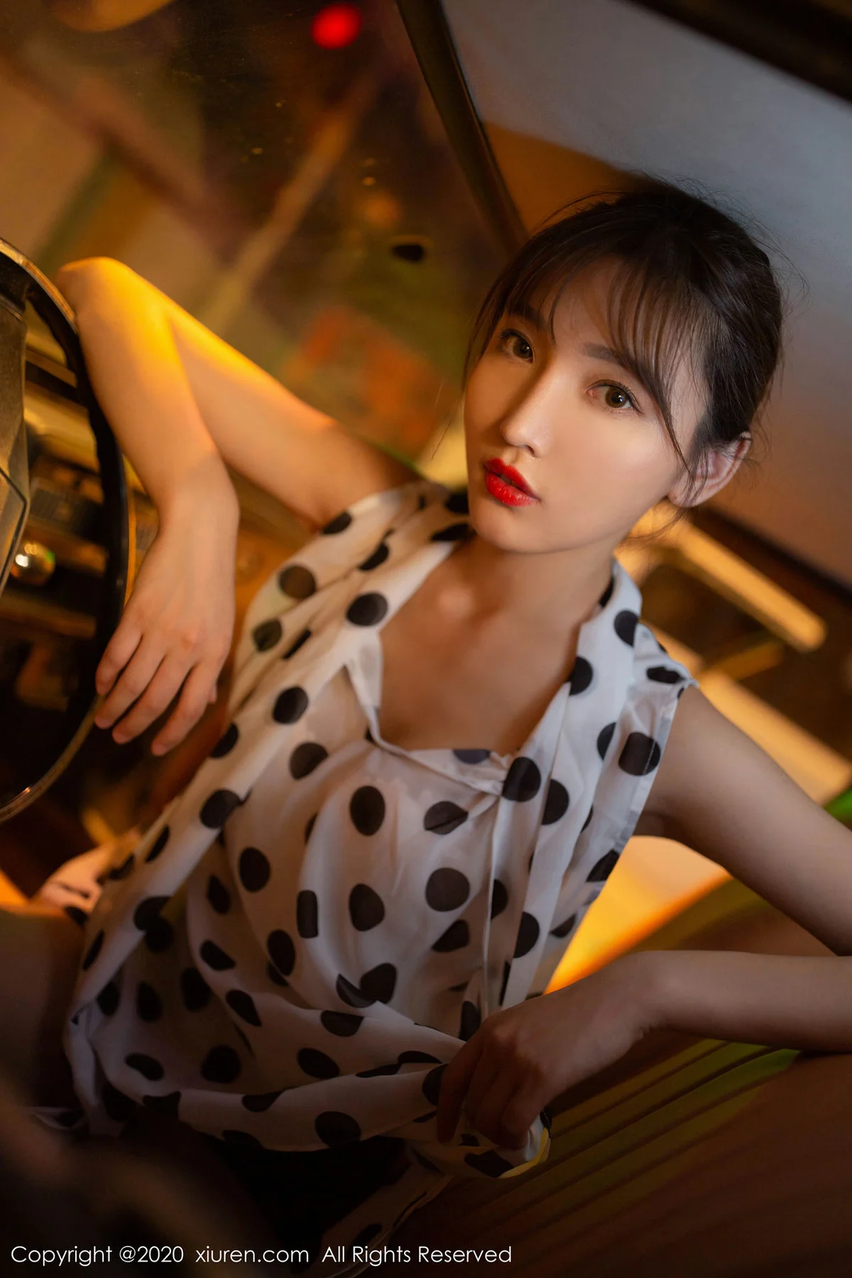 XiuRen 秀人 No.2222 香车美人场景 陆萱萱 约会日记主题写真 - 33