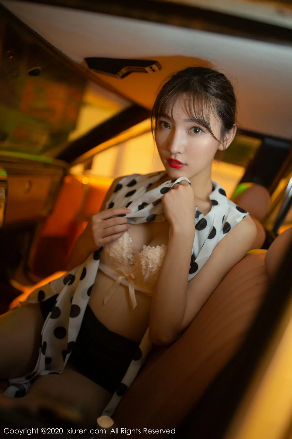 XiuRen 秀人 No.2222 香车美人场景 陆萱萱 约会日记主题写真 - 34