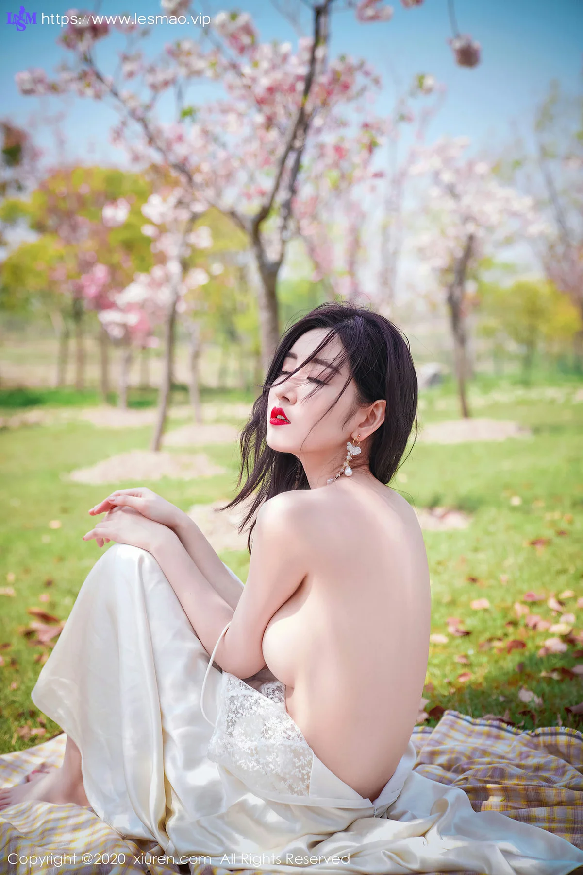 XiuRen 秀人 No.2297 沈梦瑶 花海美女 - 33