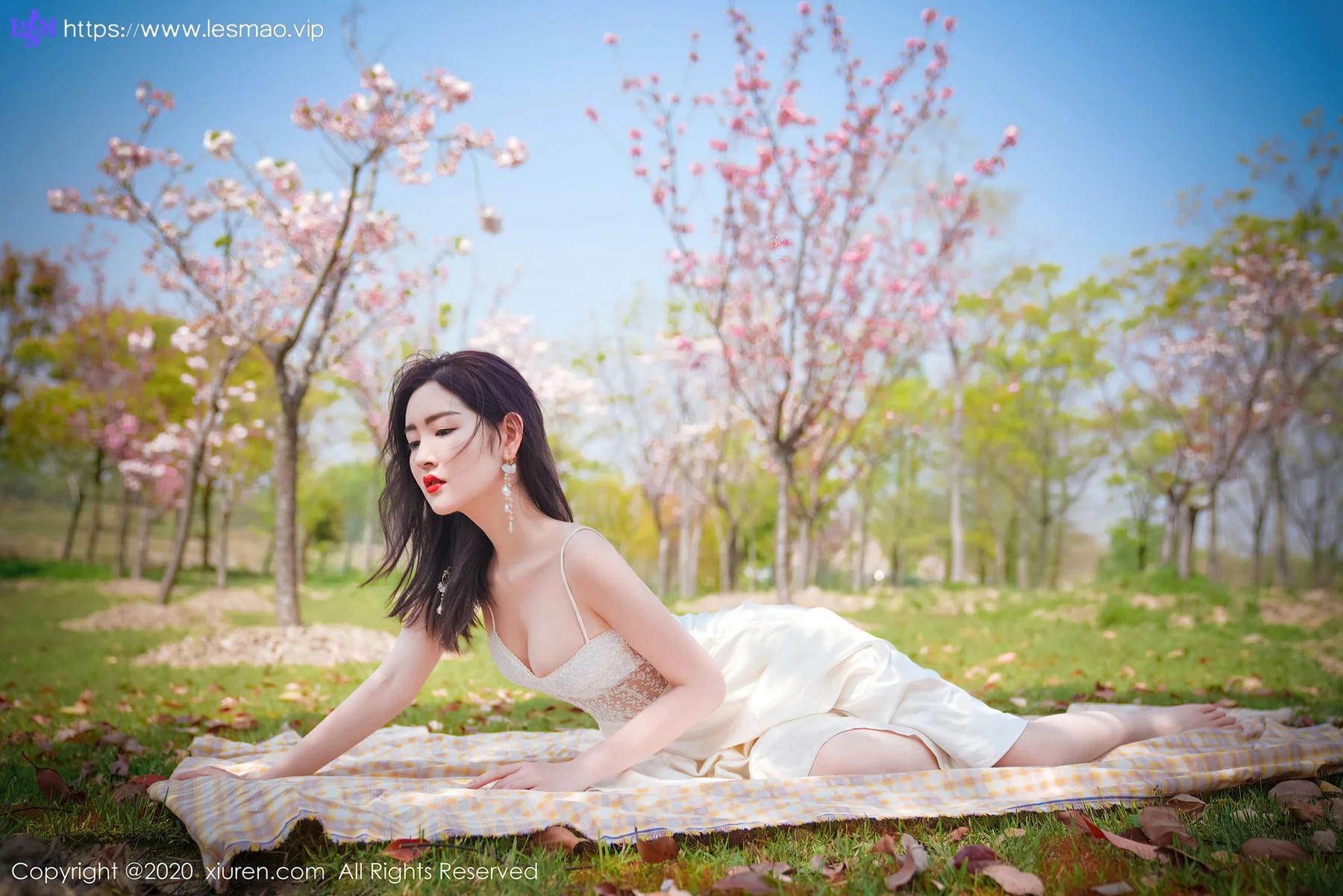 XiuRen 秀人 No.2297 沈梦瑶 花海美女 - 34