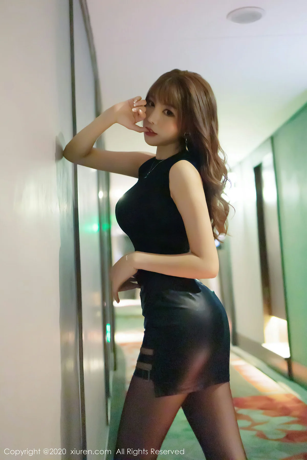 XiuRen 秀人 No.2445  时尚街拍与魅惑私房 芝芝booty - 34