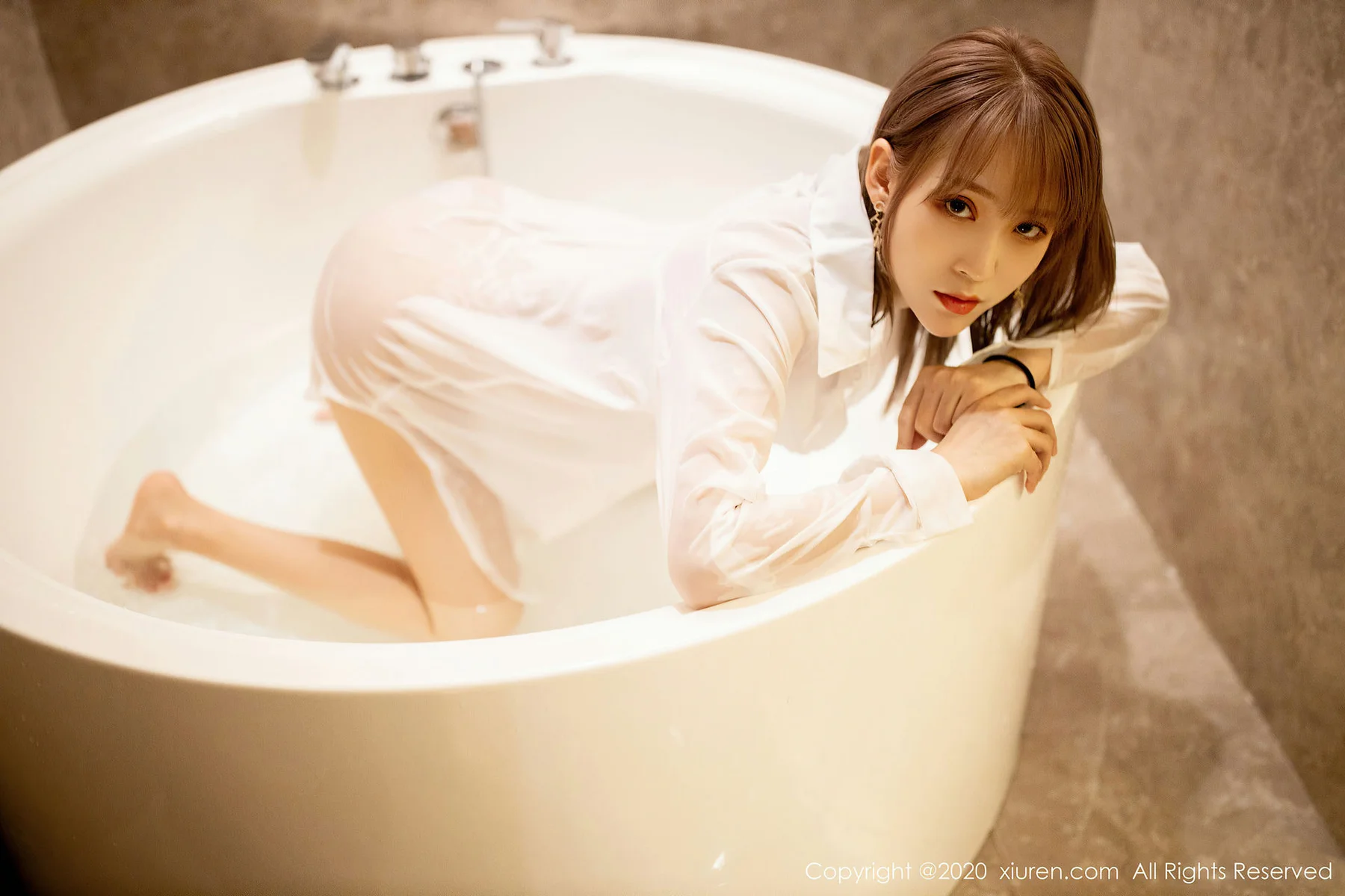 XiuRen 秀人 No.2495  白衬衫湿身美眉 周慕汐fairy - 26