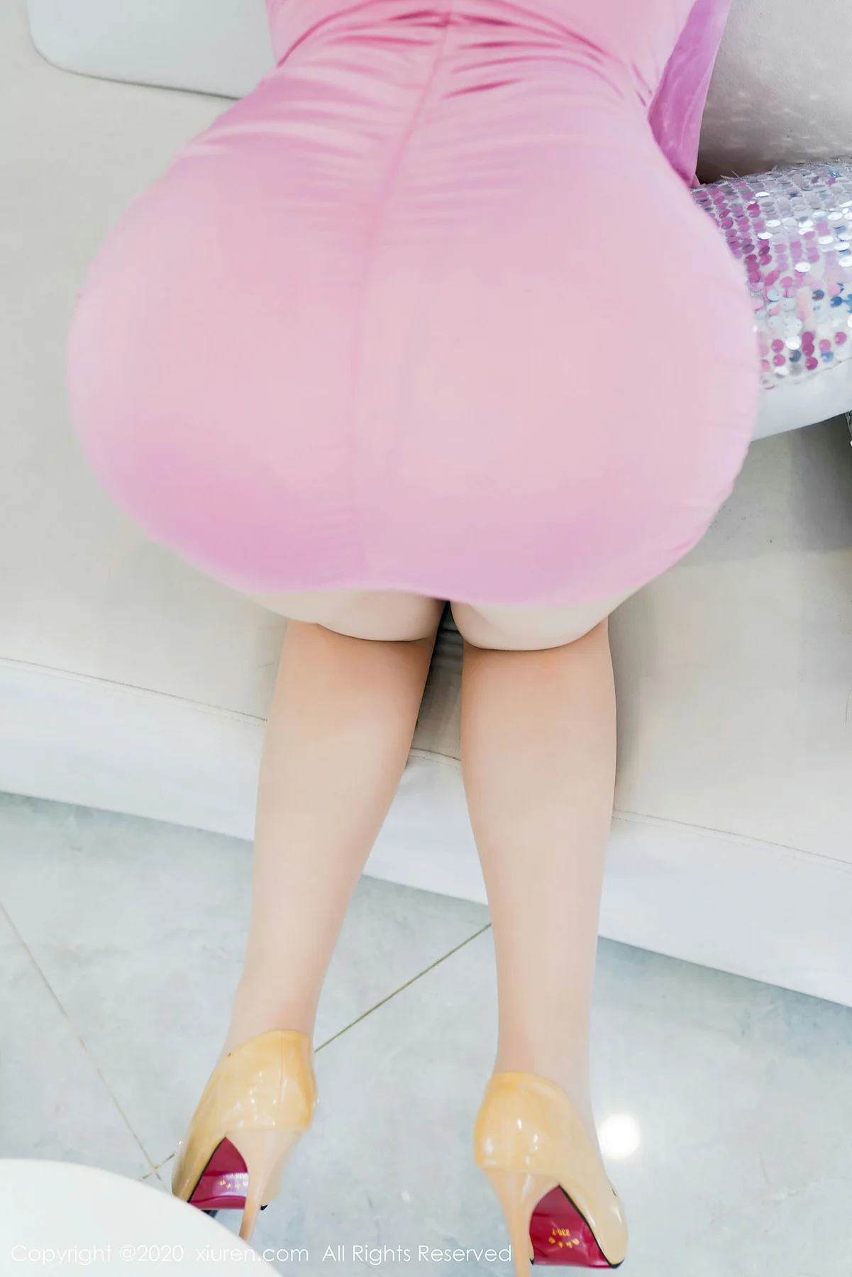 XiuRen 秀人 No.2526  巨乳奶霸 软软roro 深v礼裙巨乳人 - 25
