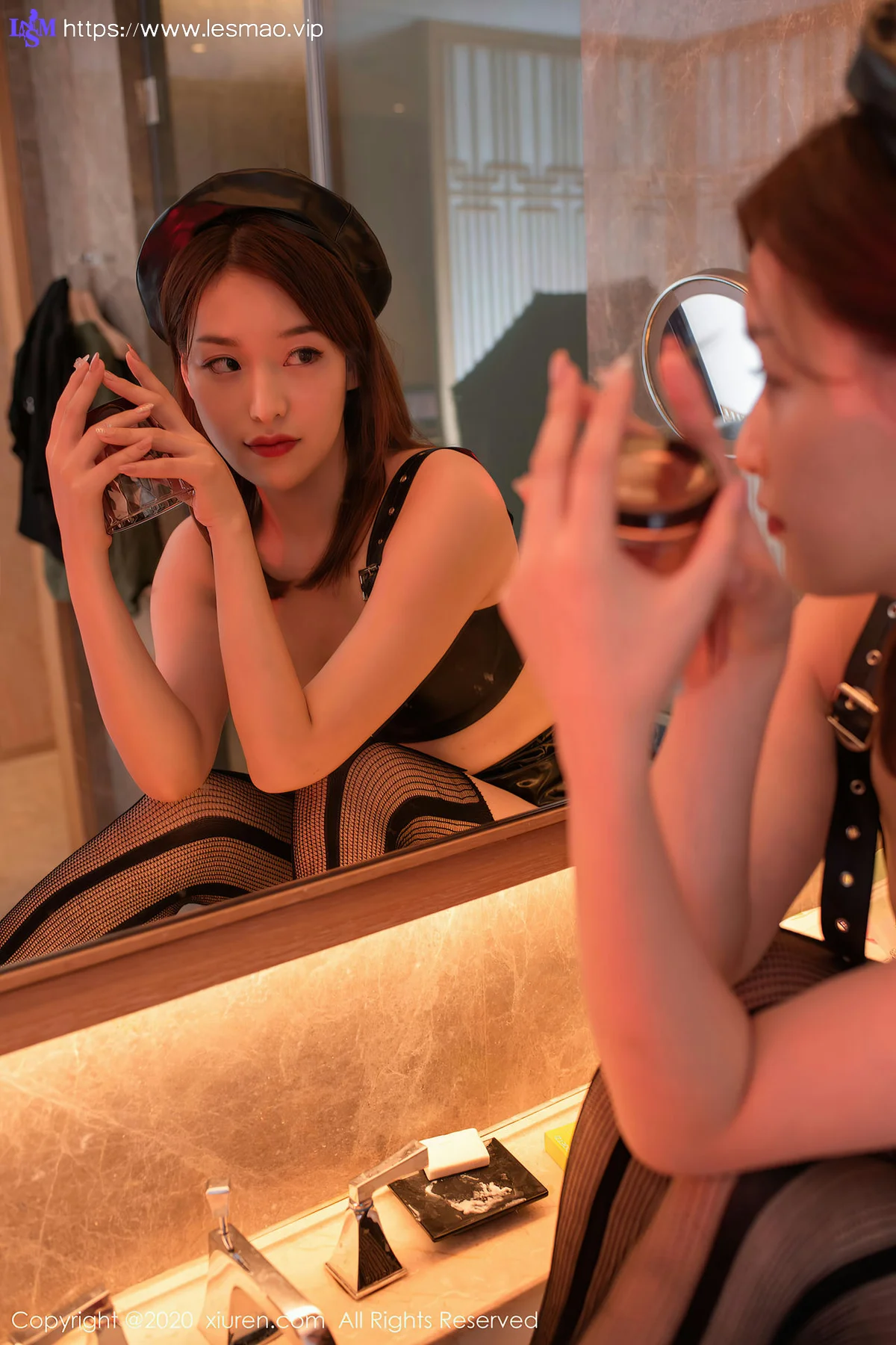 XiuRen 秀人 No.2639  范小宣 灵活奔放美眉吊袜皮裙 成都旅拍 - 33