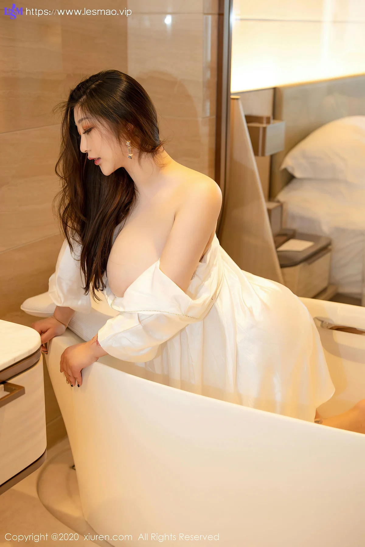 XiuRen 秀人 No.2663  娇躯肥臀 妲己_toxic 白色睡衣 旅拍 - 13