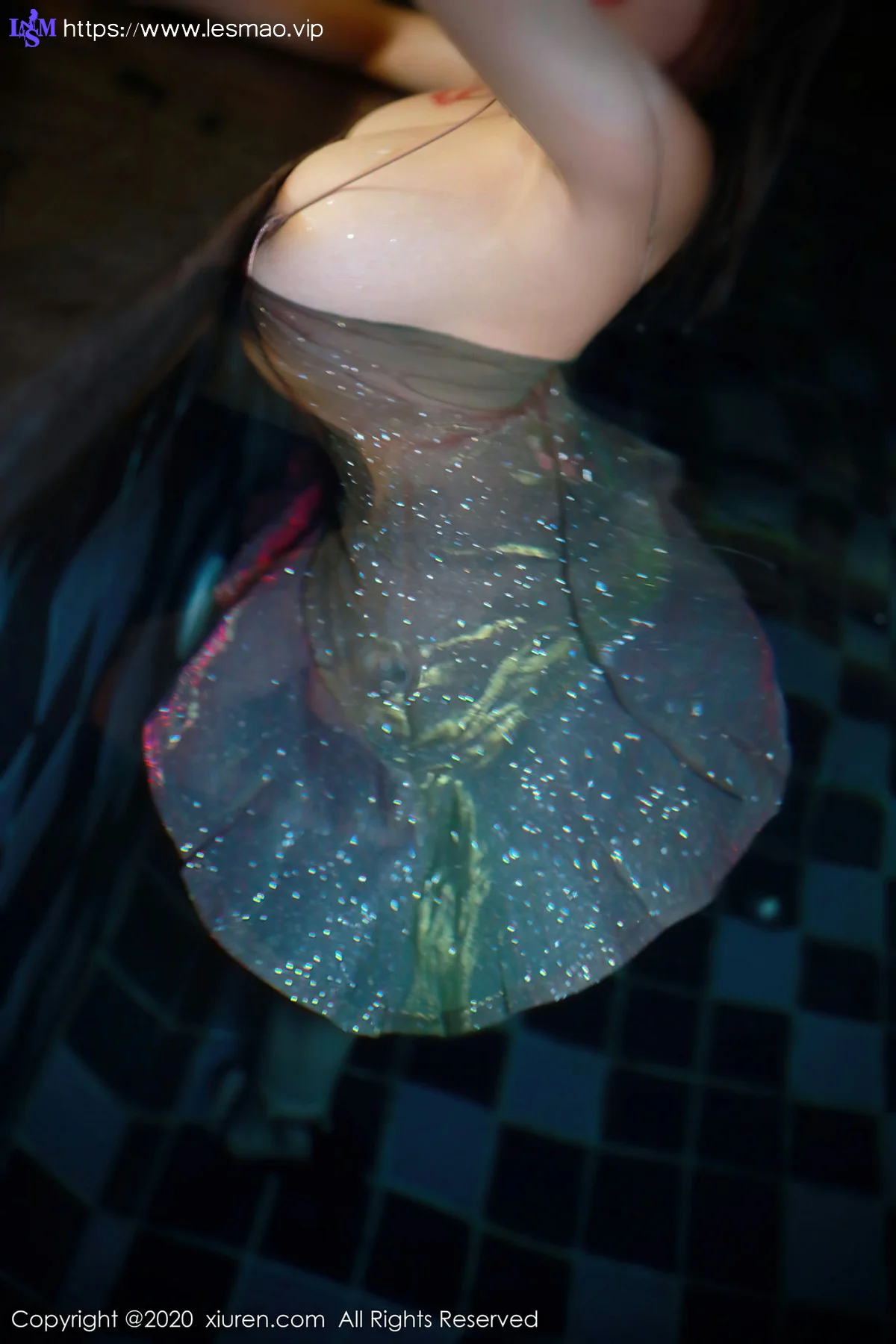 XiuRen 秀人 No.2779  美七 泳池巨乳礼裙 - 44
