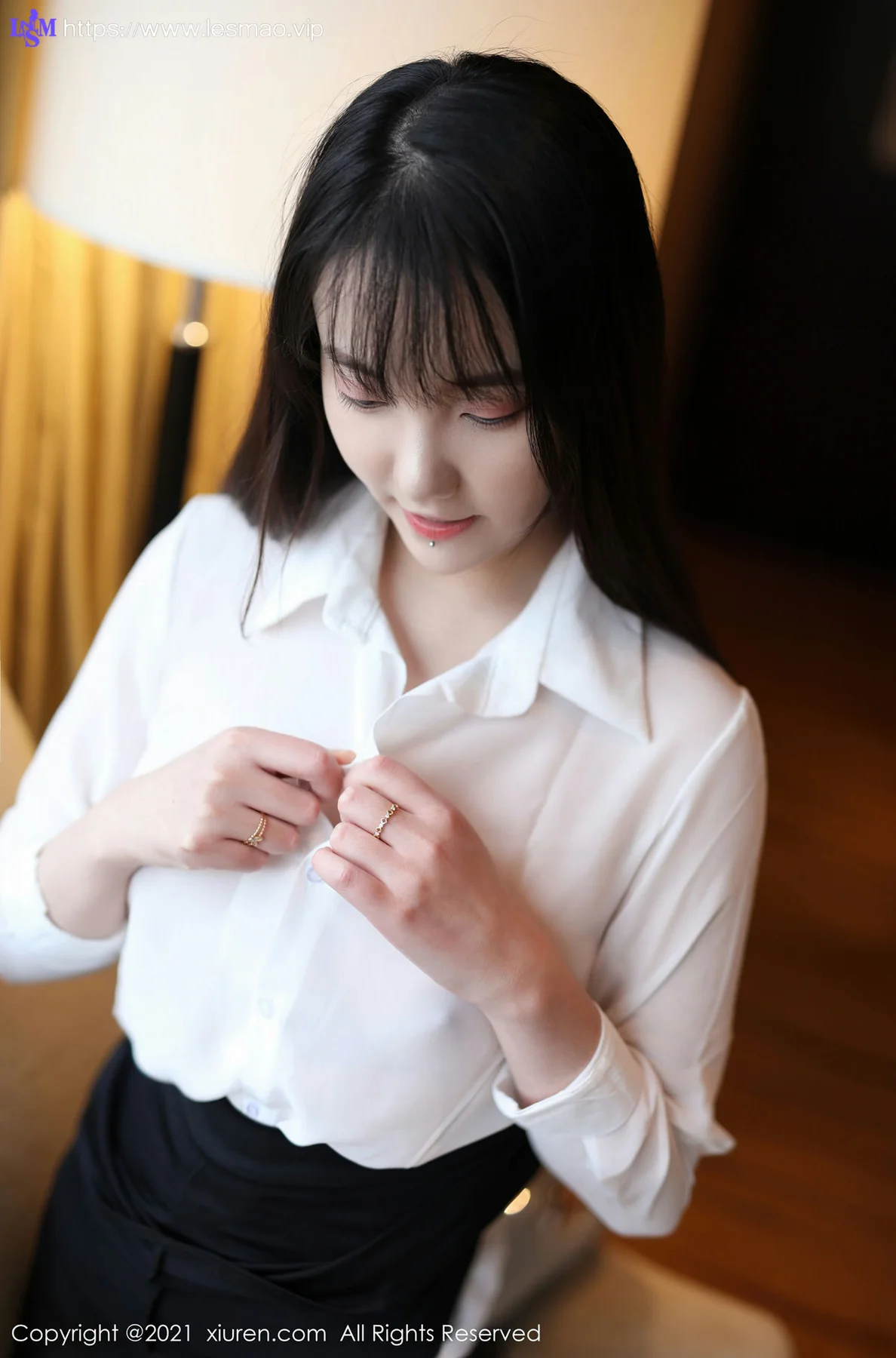 XiuRen 秀人 No.3076 真空系列  揉揉肉肉 黑短裙 - 16
