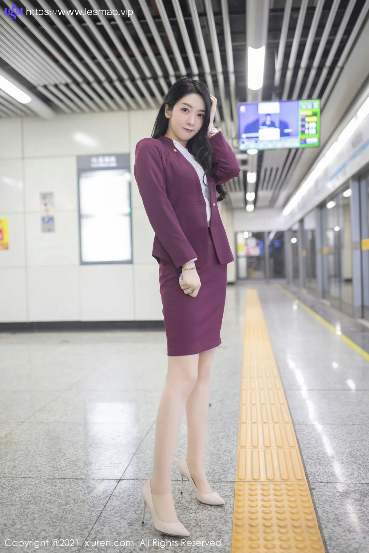 XiuRen 秀人 No.3092  angela小热巴 末班地铁酒红色职业 - 23