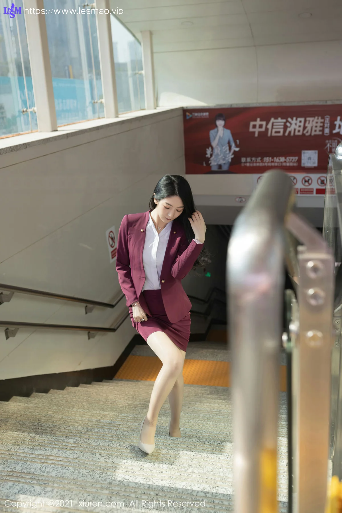 XiuRen 秀人 No.3092  angela小热巴 末班地铁酒红色职业 - 26