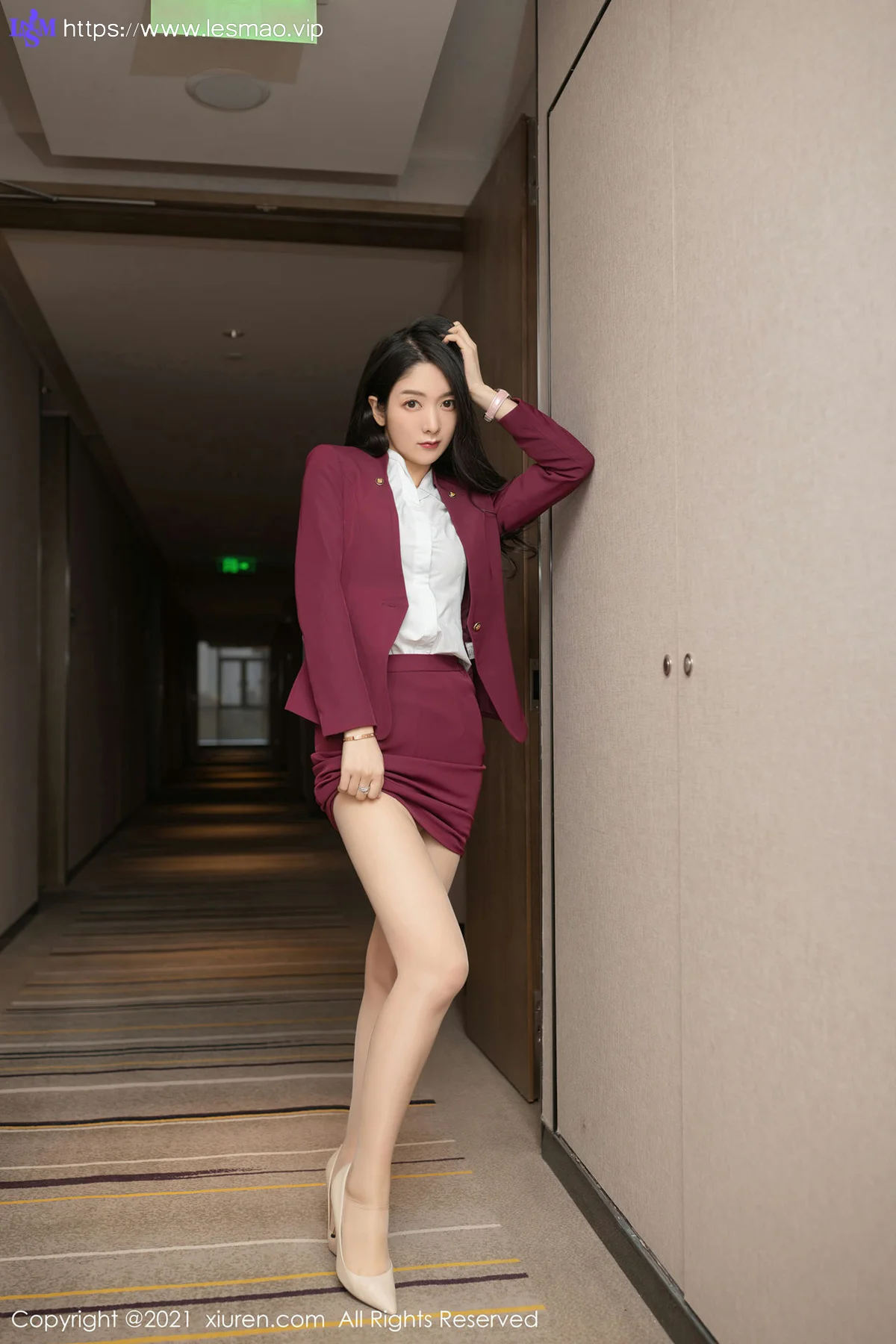 XiuRen 秀人 No.3092  angela小热巴 末班地铁酒红色职业 - 30
