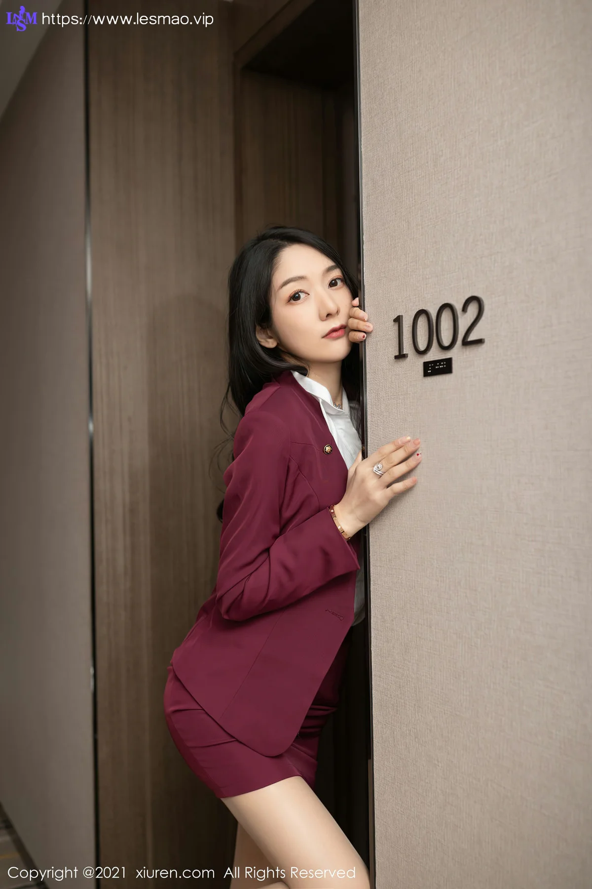 XiuRen 秀人 No.3092  angela小热巴 末班地铁酒红色职业 - 31