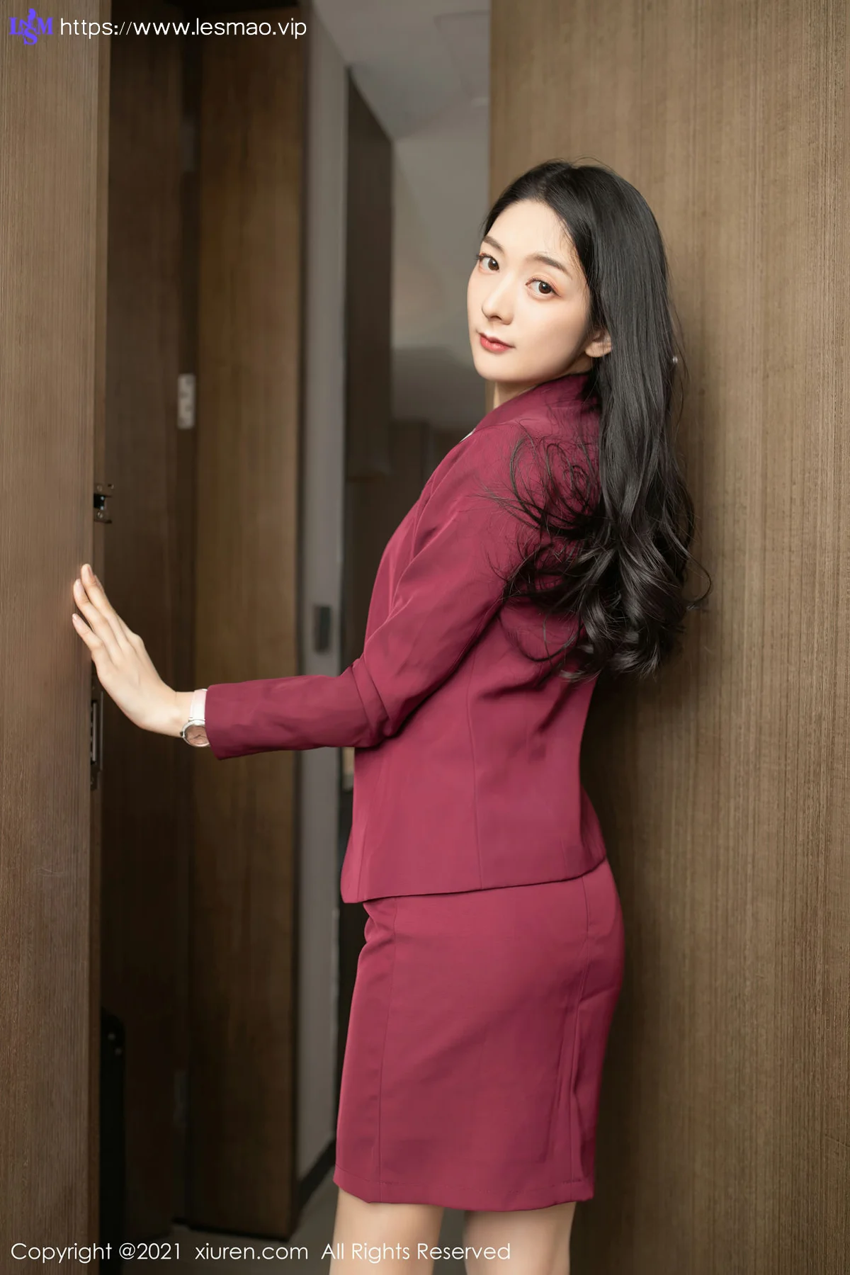XiuRen 秀人 No.3092  angela小热巴 末班地铁酒红色职业 - 33