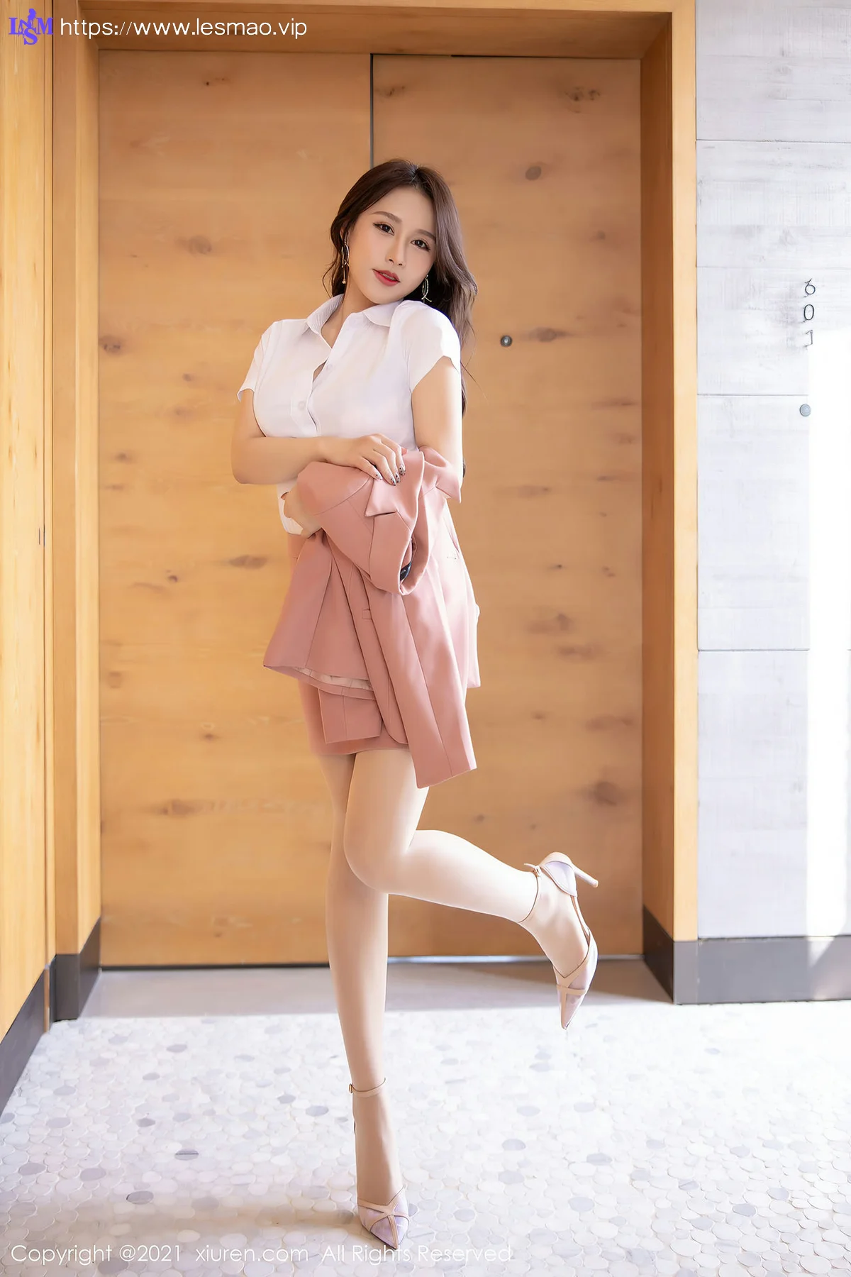 XiuRen 秀人 No.3202  粉色职场制服 徐安安 三亚旅拍写真 - 29
