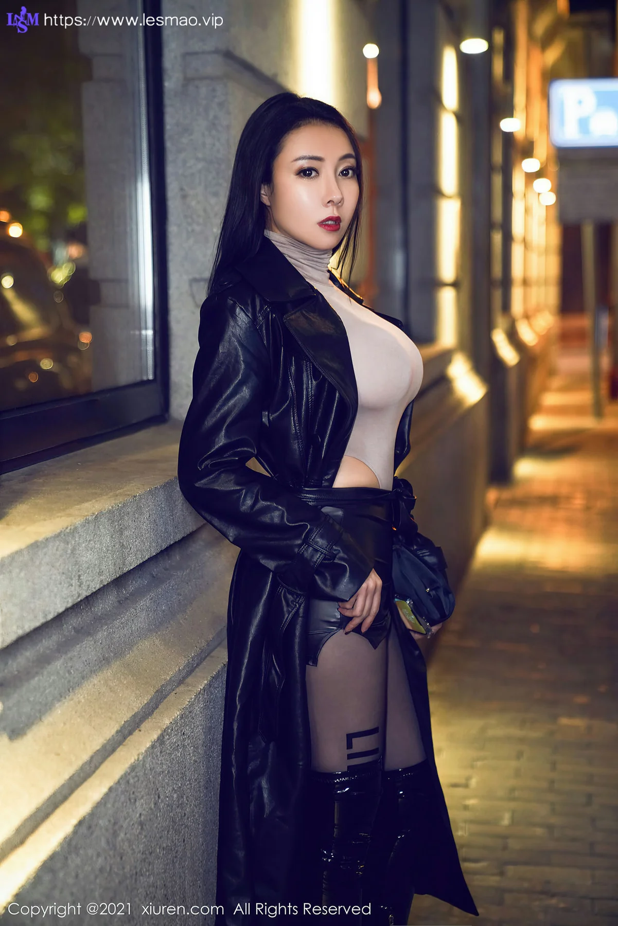 XiuRen 秀人 No.3207  飒爽皮衣御姐 果儿Victoria 真空街拍 - 40